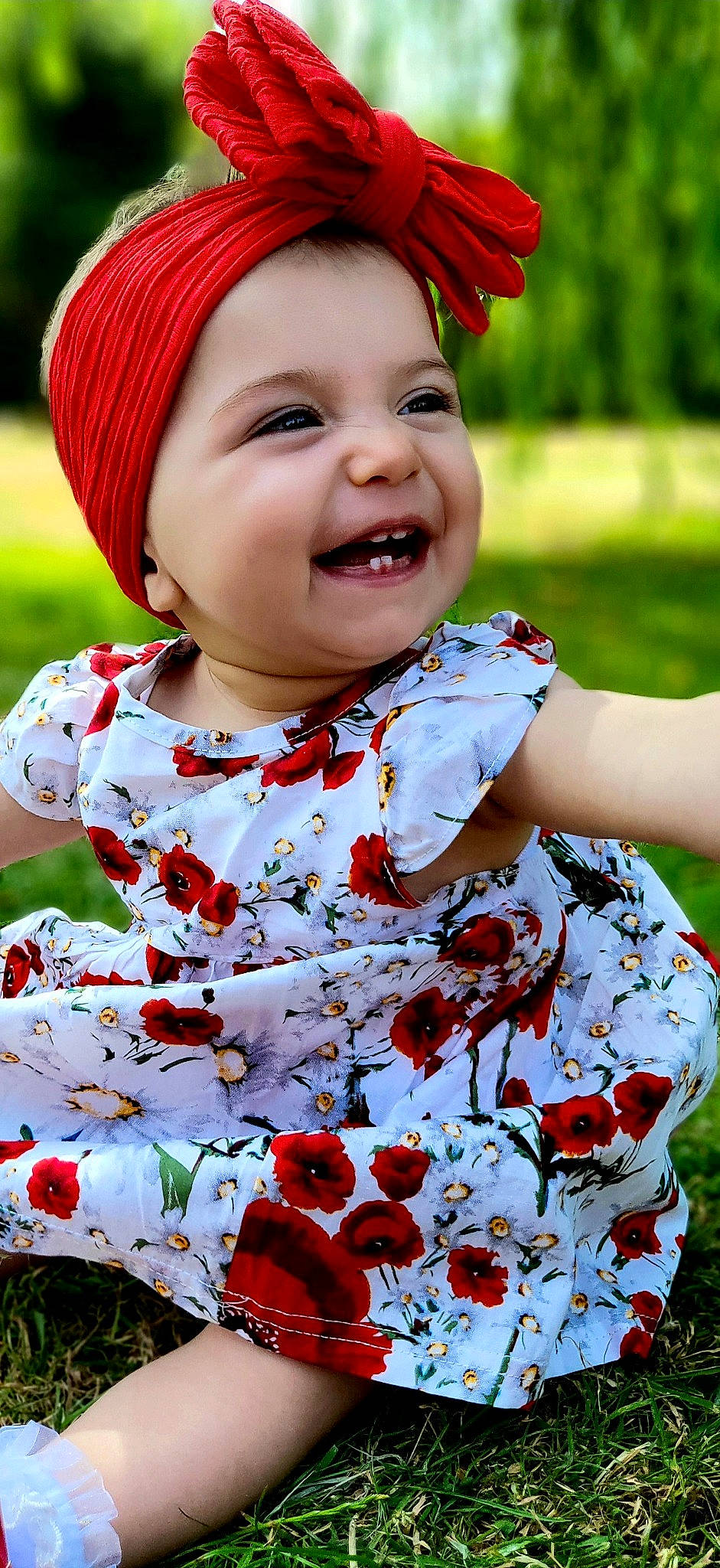 Luna a rejoint le concours — aidez-le/la à gagner de superbes lots ! baby, baby_toddler_clothing, clothing, dress, eye, face, facial_expression, green, happy, headwear, leaf, lip, orange, people_in_nature, person, photograph, plant, skin, sleeve, smile