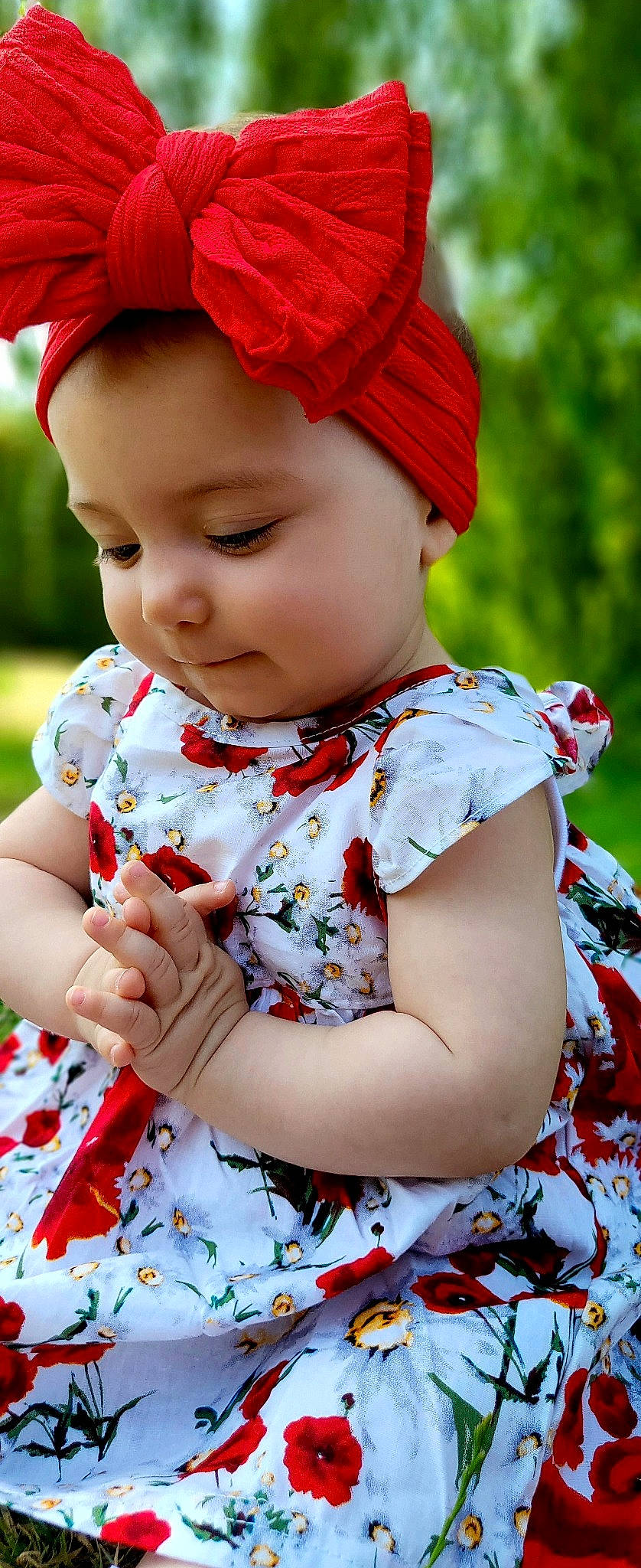 Luna participe au concours pour gagner de l'argent avec cette photo : baby, baby_toddler_clothing, cap, child, dress, eye, face, grass, happy, hat, lip, people_in_nature, person, photograph, pink, plant, red, skin, sleeve, smile