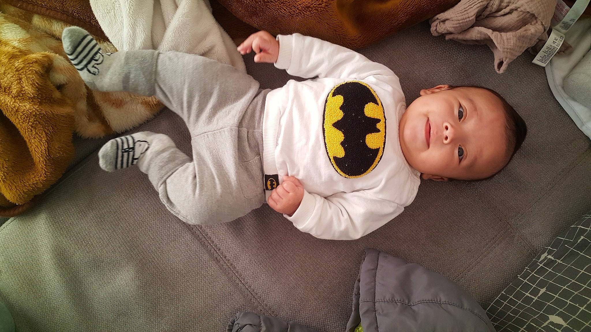 Ayoub participe au concours pour gagner de l'argent avec cette photo : baby, baby_sleeping, baby_toddler_clothing, bedtime, child, comfort, flooring, foot, fun, happy, human_leg, infant_bodysuit, linens, person, room, skin, sleeve, smile, t_shirt, toddler