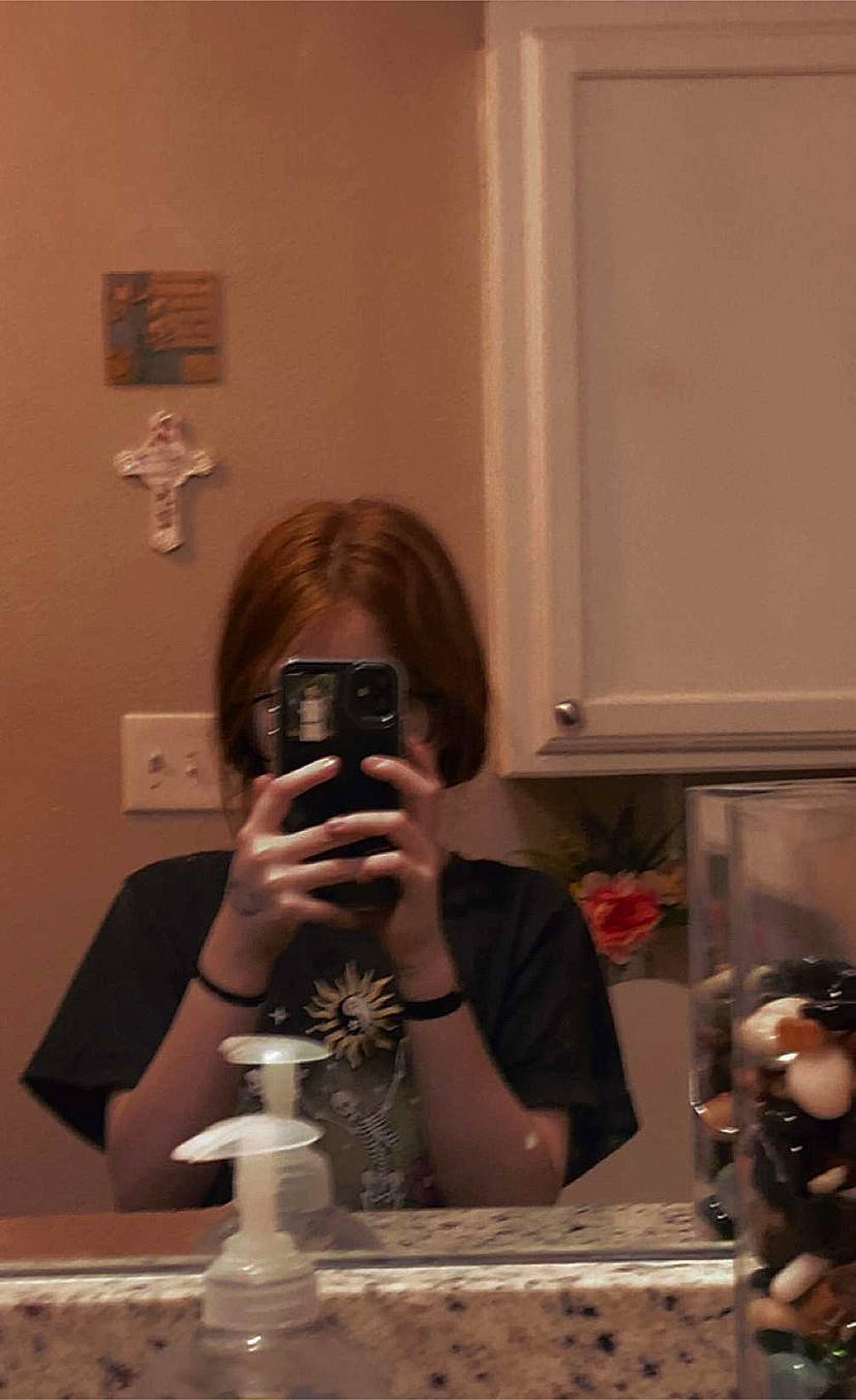 Makaylee is registered to the contest to win money with this photo: camera, camera_lens, cameras_optics, darkness, digital_camera, eyewear, film_camera, flash_photography, fun, indoor_games_and_sports, lens, person, photographer, picture_frame, reflex_camera, room, single_lens_reflex_camera, sitting, tableware, vision_care