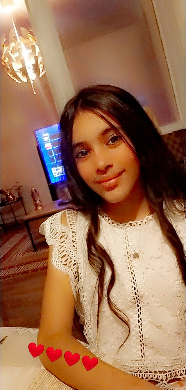 Mira a rejoint le concours — aidez-le/la à gagner de superbes lots ! black_hair, chin, cool, eye, eyebrow, eyelash, face, flash_photography, happy, iris, jaw, joy, lip, makeover, neck, person, shoulder, skin, sleeve, smile