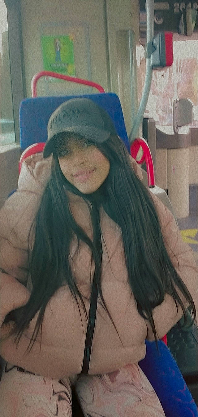 Mira participe au concours pour gagner de l'argent avec cette photo : bangs, baseball_cap, black_hair, cap, clothing, cool, eye, eyebrow, eyewear, face, happy, jaw, joy, lip, long_hair, mouth, person, shoulder, skin, smile