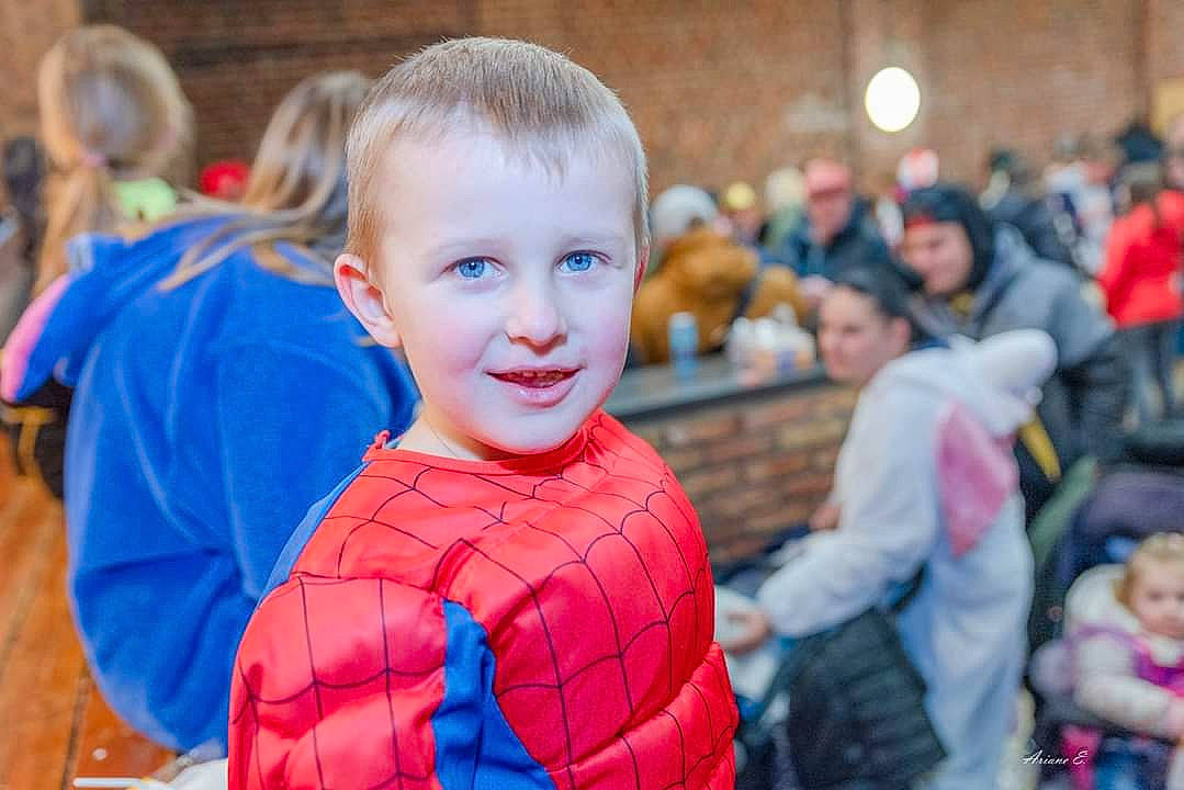 Lorënzo a rejoint le concours — aidez-le/la à gagner de superbes lots ! blurred, child, costume, crowd, electric_blue, event, fictional_character, fun, happy, joy, laugh, leisure, orange, party, pattern, person, recreation, sitting, smile, spider_man