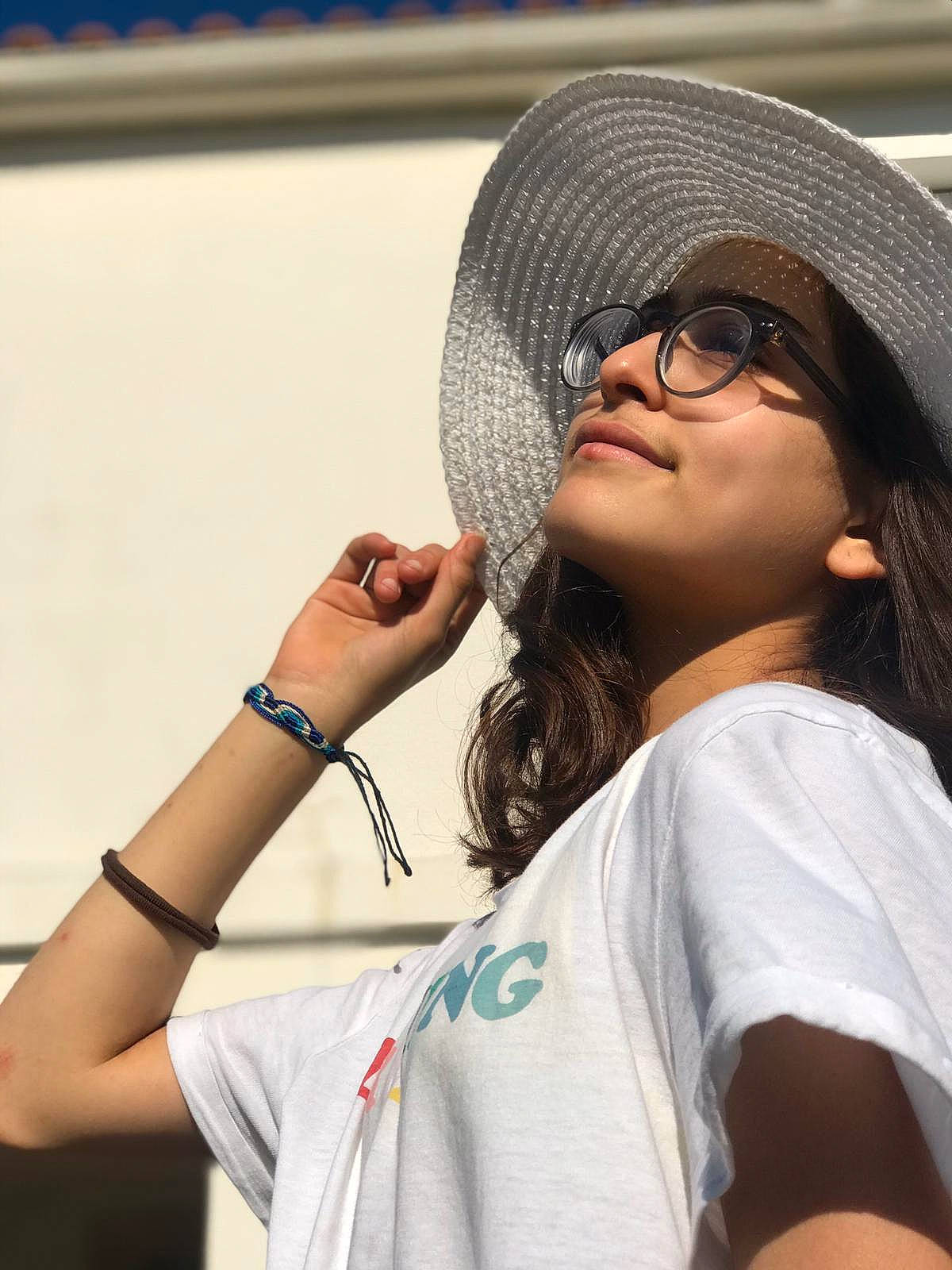 Shayma a rejoint le concours — aidez-le/la à gagner de superbes lots ! arm, cap, clothing, eyewear, gesture, glasses, goggles, hand, happy, hat, lip, microphone, neck, outerwear, person, shoulder, street_fashion, style, sunglasses, t_shirt