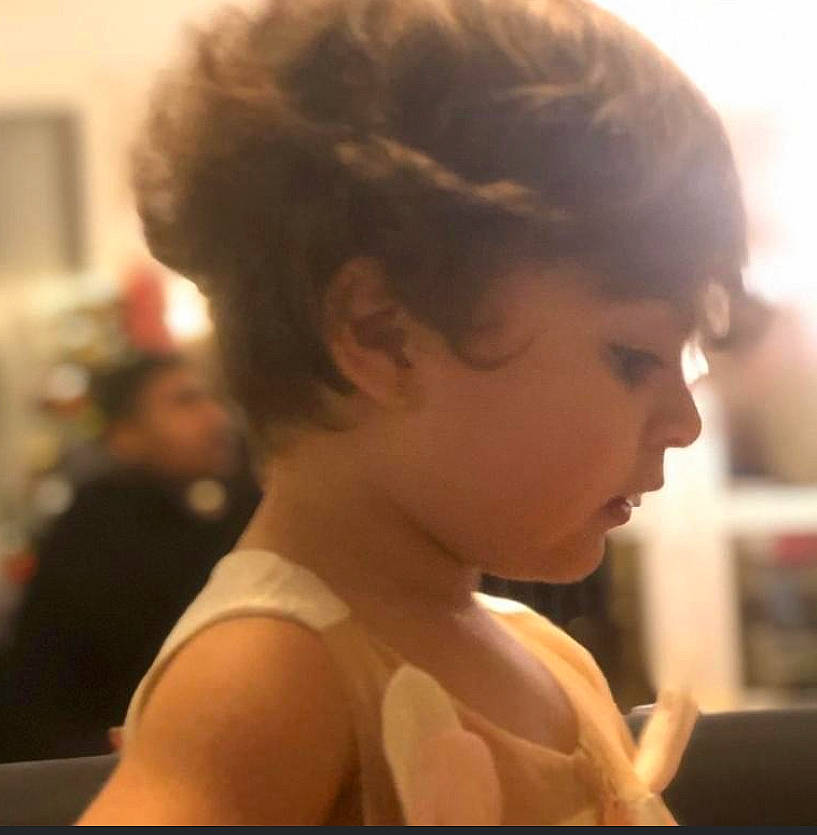 Noor a rejoint le concours — aidez-le/la à gagner de superbes lots ! black_hair, blurred, brown_hair, bun, cheek, chignon, child, chin, ear, elbow, event, eyebrow, eyelash, flash_photography, forehead, fun, happy, jaw, neck, nose