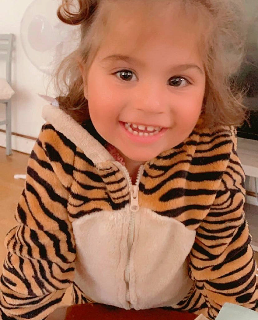 Noor participe au concours pour gagner de l'argent avec cette photo : baby_toddler_clothing, beauty, blond, brown_hair, cheek, child, eyebrow, eyelash, flooring, fun, happy, iris, joy, lip, long_hair, mammal, nose, person, skin, sleeve