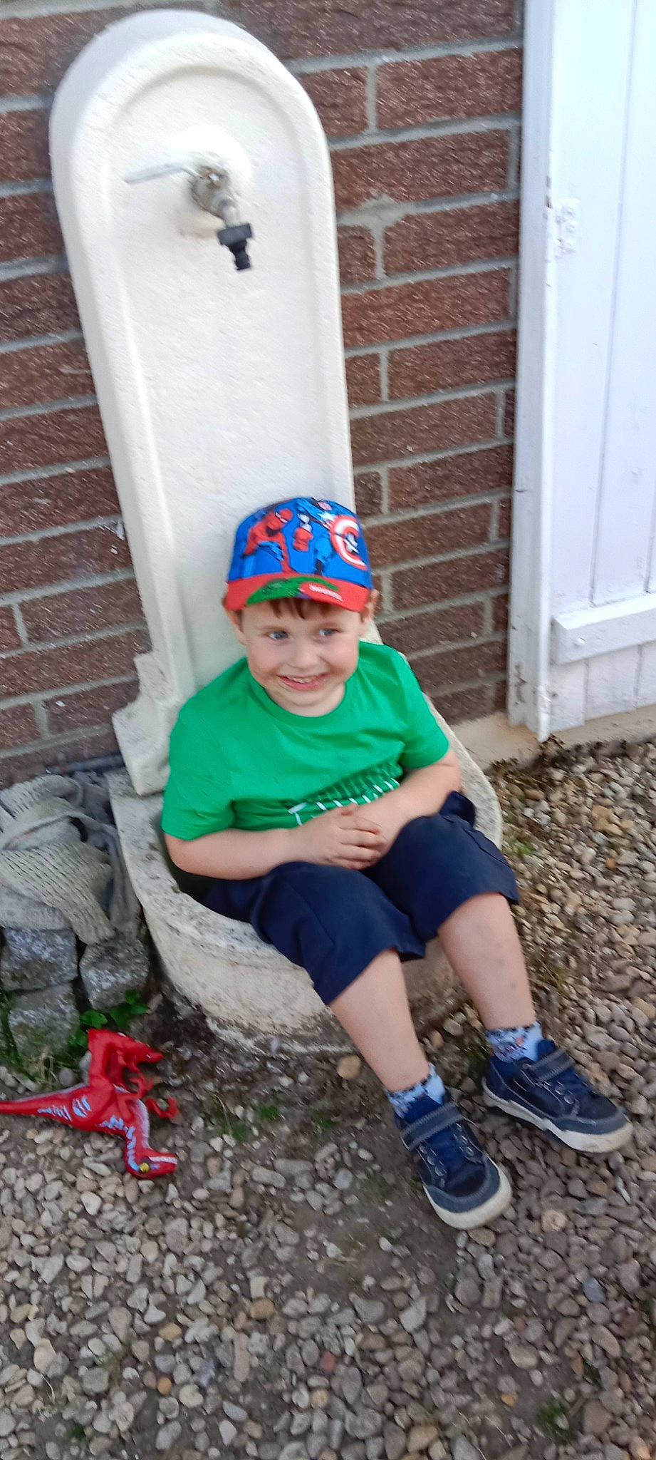 Mathis participe au concours pour gagner de l'argent avec cette photo : baseball_cap, cap, child, door, electric_blue, grass, hat, headwear, human_leg, joy, leaf, leg, leisure, person, personal_protective_equipment, plant, recreation, shorts, sock, sunglasses