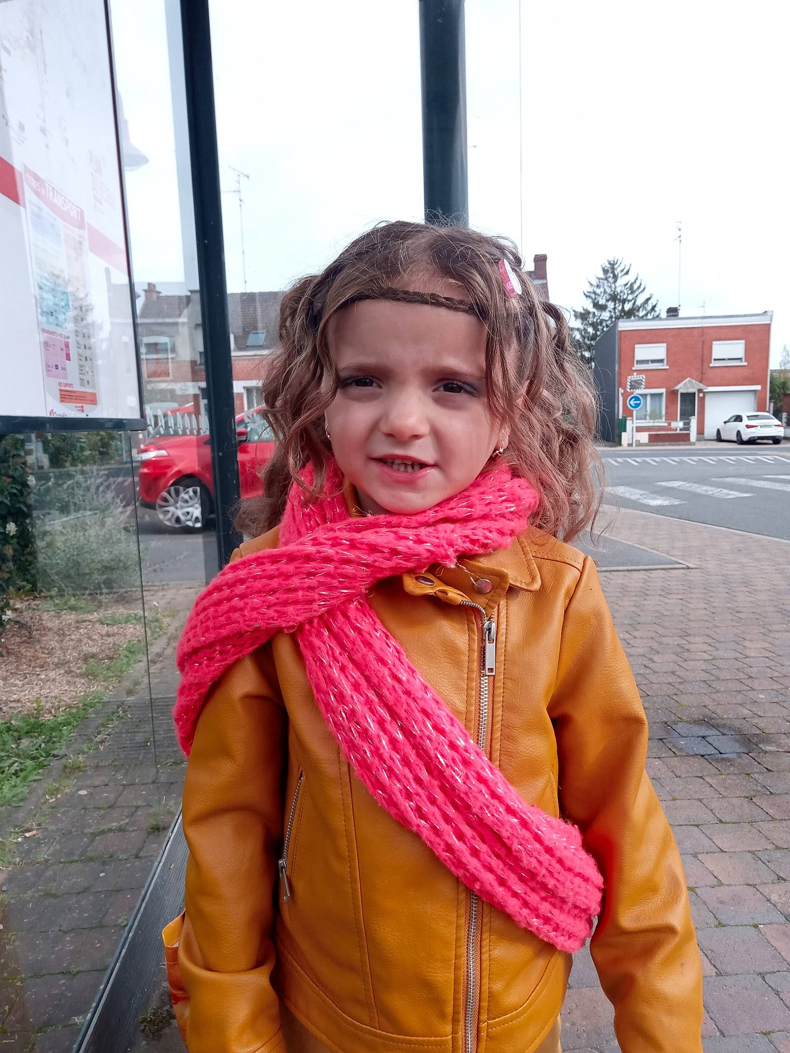 Maely a rejoint le concours — aidez-le/la à gagner de superbes lots ! blond, fashion_accessory, hair, jacket, knitting, lip, long_hair, neck, outerwear, person, photography, pink, scarf, smile, snapshot, street_fashion, textile, wool