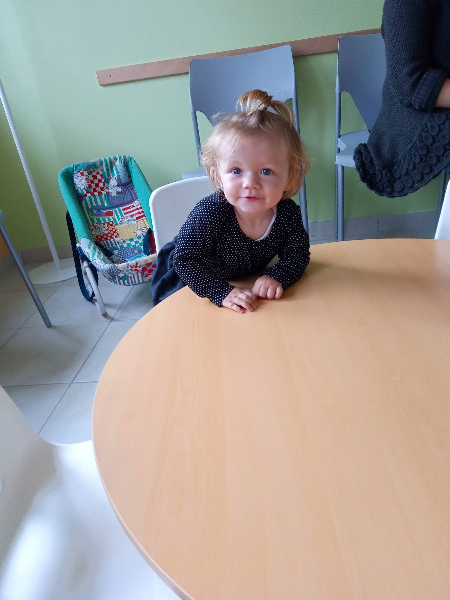 Shanna participe au concours pour gagner de l'argent avec cette photo : chair, child, floor, flooring, fun, furniture, person, play, room, sitting, table, toddler