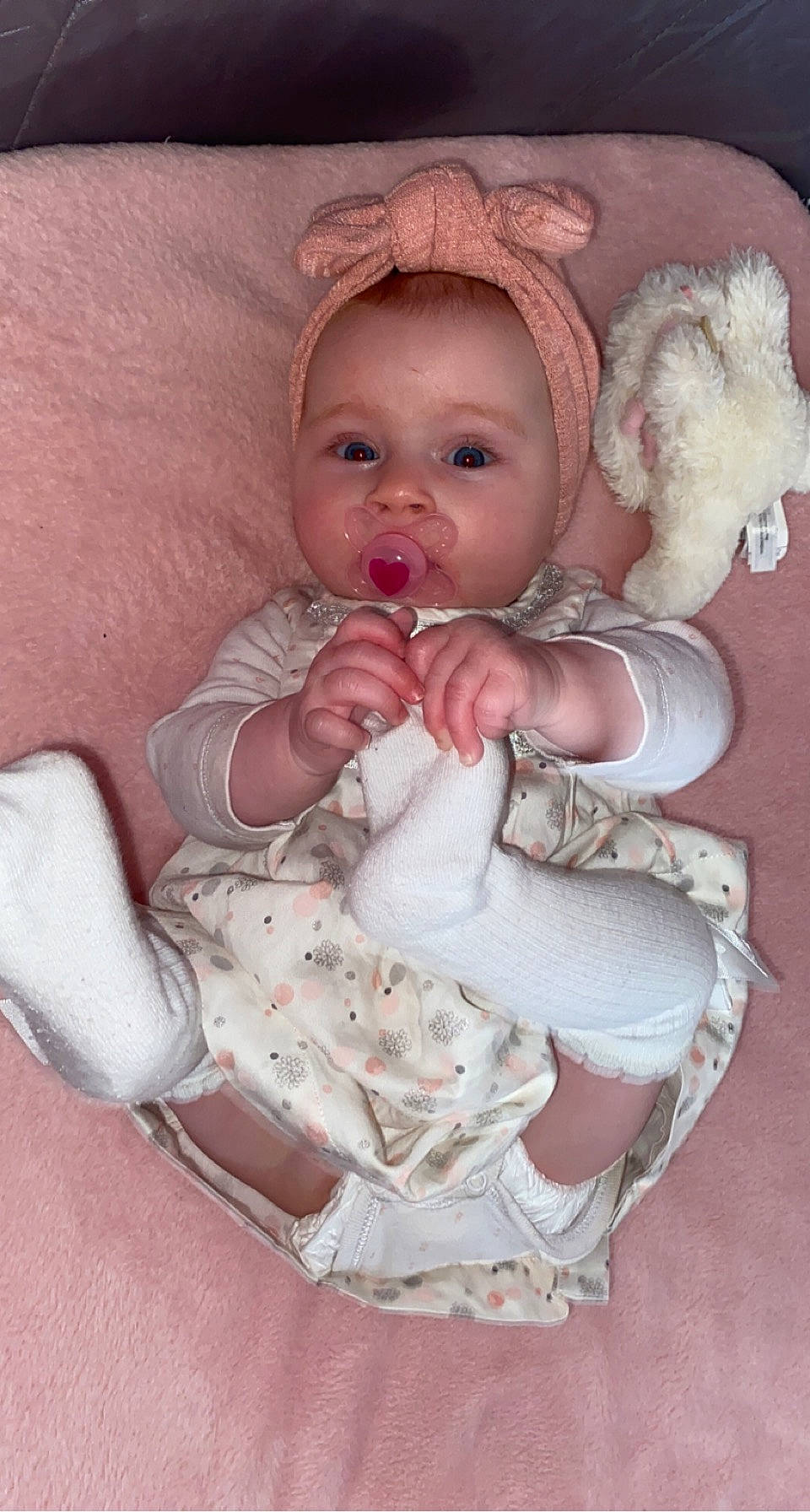 Olivia a rejoint le concours — aidez-le/la à gagner de superbes lots ! baby, baby_products, baby_toddler_clothing, cheek, child, comfort, face, hand, happy, head, iris, linens, nail, pattern, person, pink, sitting, skin, sleeve, thumb