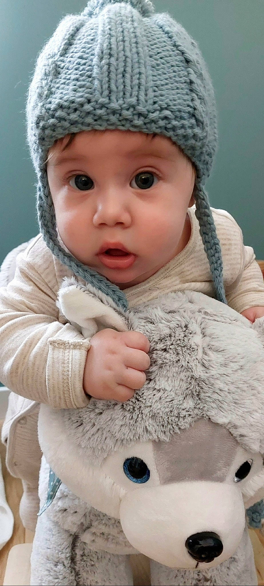 Tom participe au concours pour gagner de l'argent avec cette photo : baby, cap, cheek, child, eye, face, gesture, happy, headgear, headwear, iris, lip, nose, organ, outerwear, person, photograph, skin, sleeve, surprise