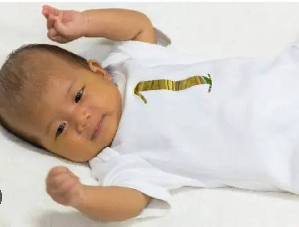 Maël participe au concours pour gagner de l'argent avec cette photo : abdomen, arm, baby, baby_products, baby_toddler_clothing, child, comfort, elbow, eyelash, gesture, happy, linens, nail, pattern, person, room, sleeve, thumb, toddler, wrist