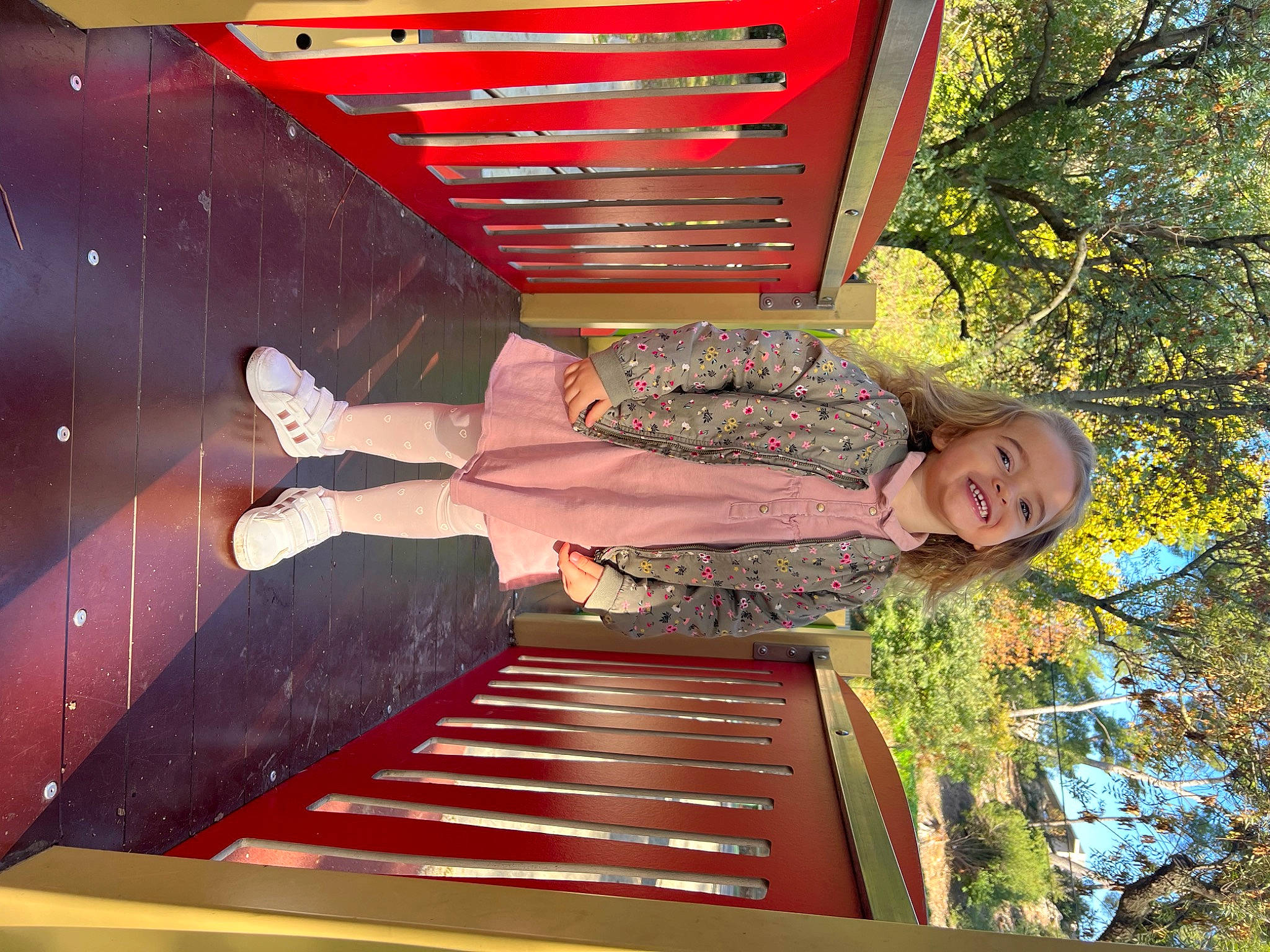 Selena a rejoint le concours — aidez-le/la à gagner de superbes lots ! automotive_exterior, fun, grass, happy, human_leg, joy, leg, leisure, motor_vehicle, people_in_nature, person, plant, red, smile, stairs, thigh, tints_and_shades, transport, tree, wood