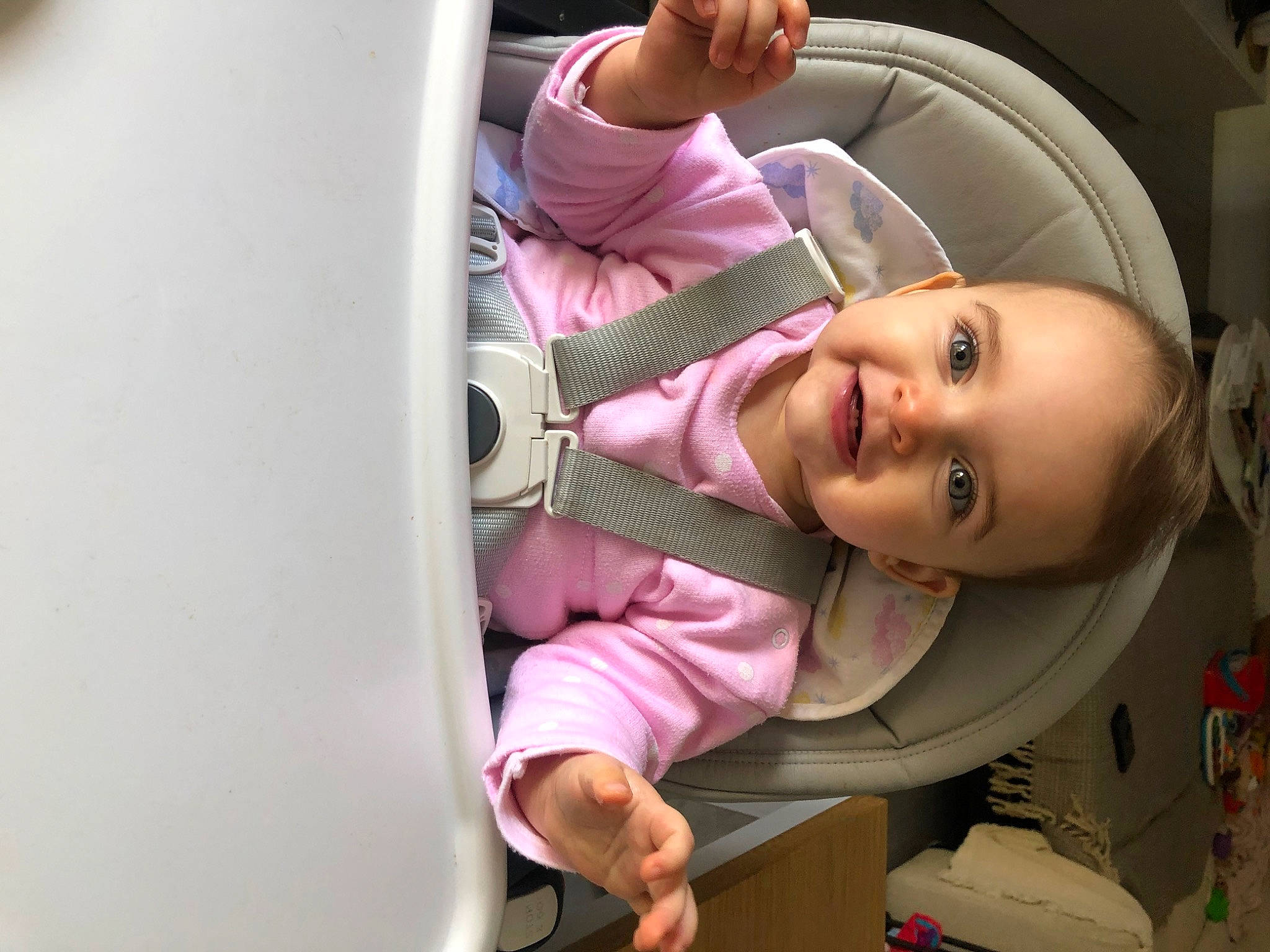 Selena participe au concours pour gagner de l'argent avec cette photo : baby, baby_laughing, baby_products, baby_toddler_clothing, child, comfort, finger, joy, mouth, nose, person, pink, skin, thumb, toddler