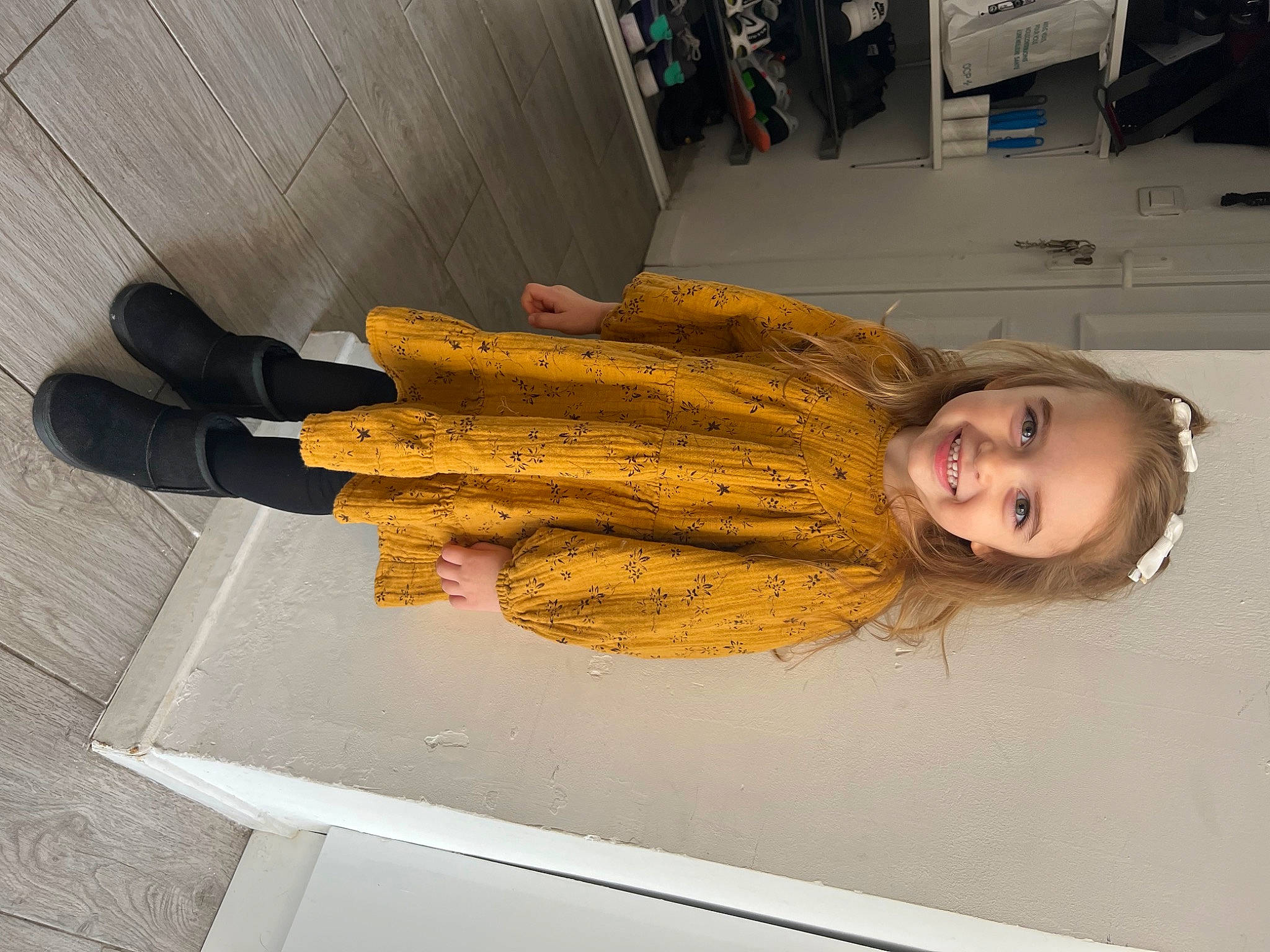 Selena participe au concours pour gagner de l'argent avec cette photo : cuisine, eye, fashion_design, fast_food, flooring, food, fur, gesture, glove, human_leg, joy, person, room, safety_glove, smile, table, wood