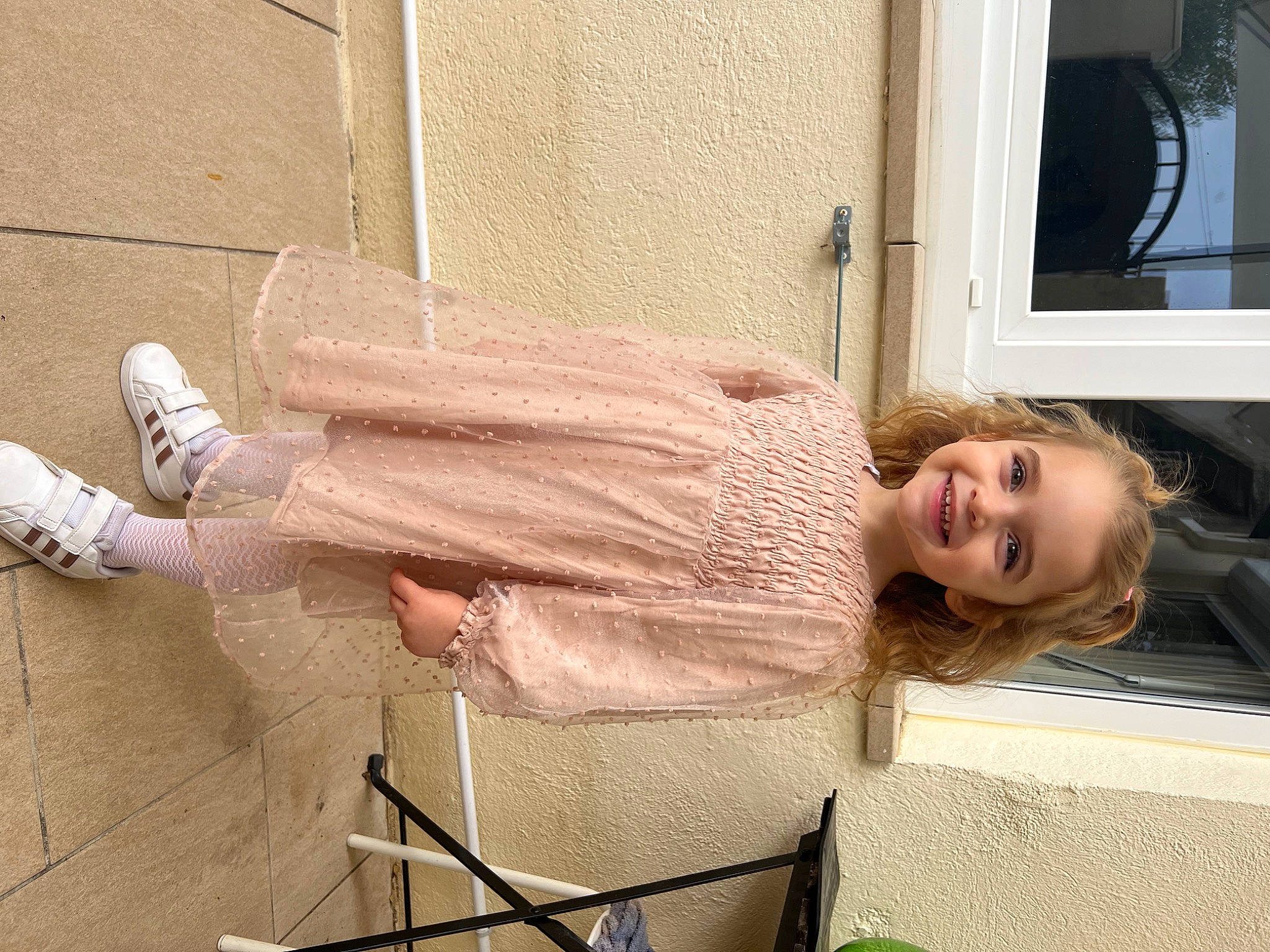 Selena participe au concours pour gagner de l'argent avec cette photo : chair, comfort, elbow, flooring, foot, fun, gesture, happy, human_leg, joy, knee, person, sitting, smile, thigh, waist, wood, wrist