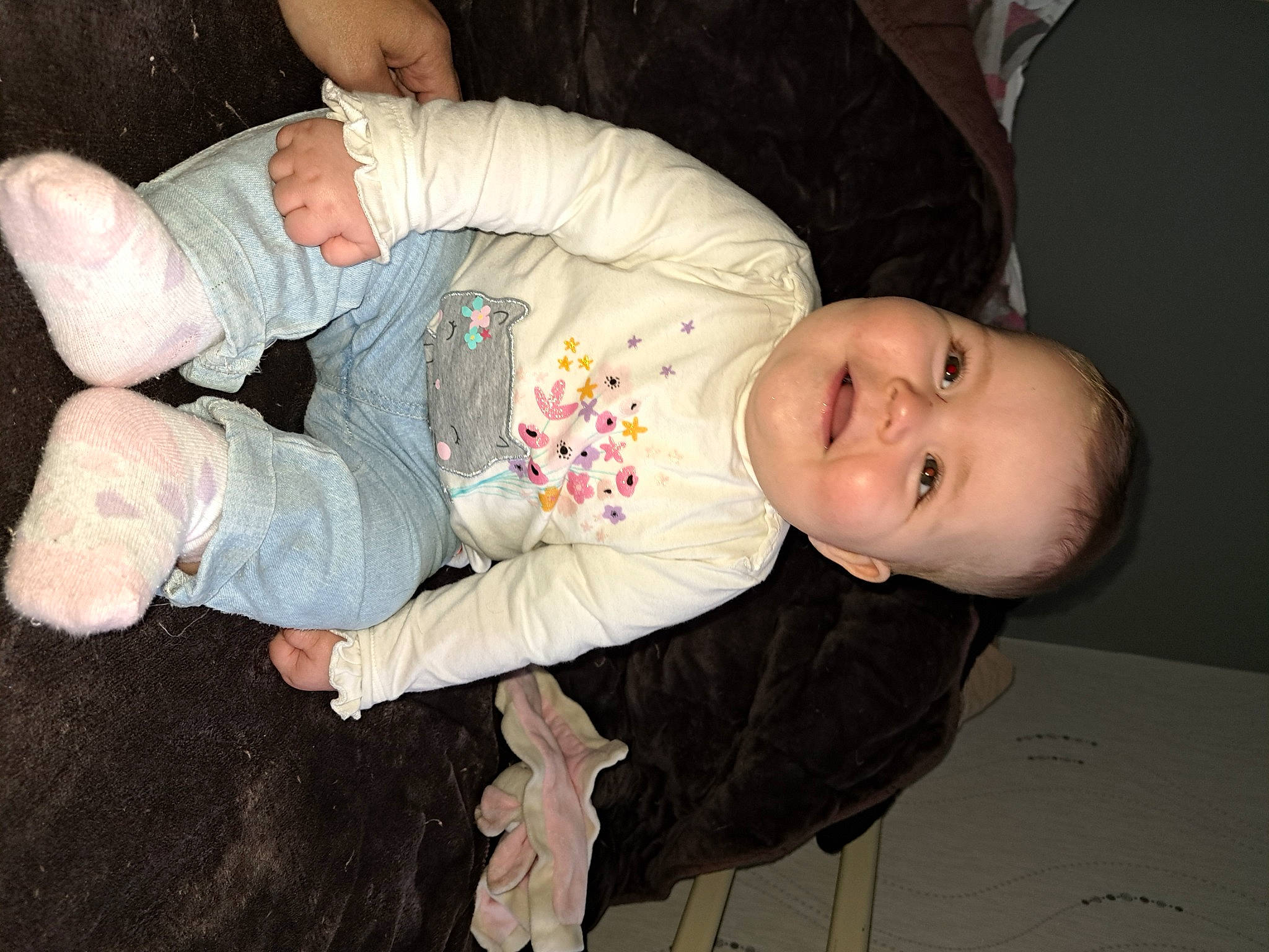 Jade a rejoint le concours — aidez-le/la à gagner de superbes lots ! baby, baby_products, baby_toddler_clothing, cheek, child, comfort, flash_photography, fun, joy, lap, leg, person, sitting, sleeve, smile, thumb, toddler, wood