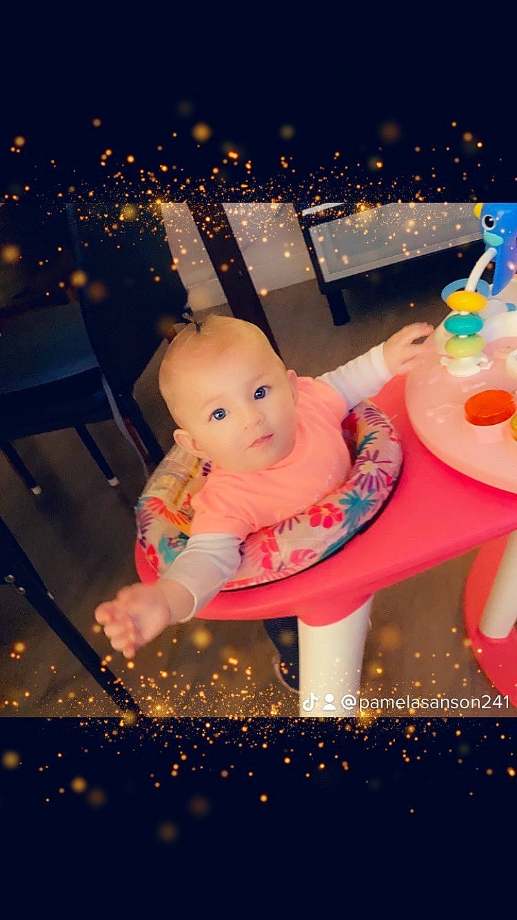 Mya a rejoint le concours — aidez-le/la à gagner de superbes lots ! christmas, christmas_eve, christmas_lights, event, fun, happy, holiday, leisure, lighting, magenta, night, ornament, person, pink, recreation, snapshot, space, winter, world