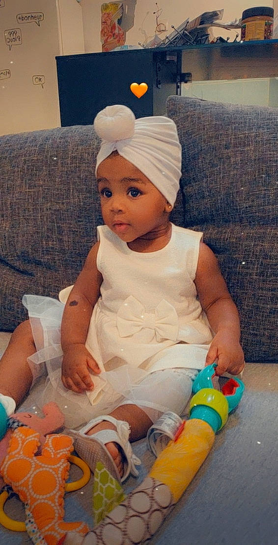 Gabriella participe au concours pour gagner de l'argent avec cette photo : baby, child, headgear, headwear, person, surprise, toddler