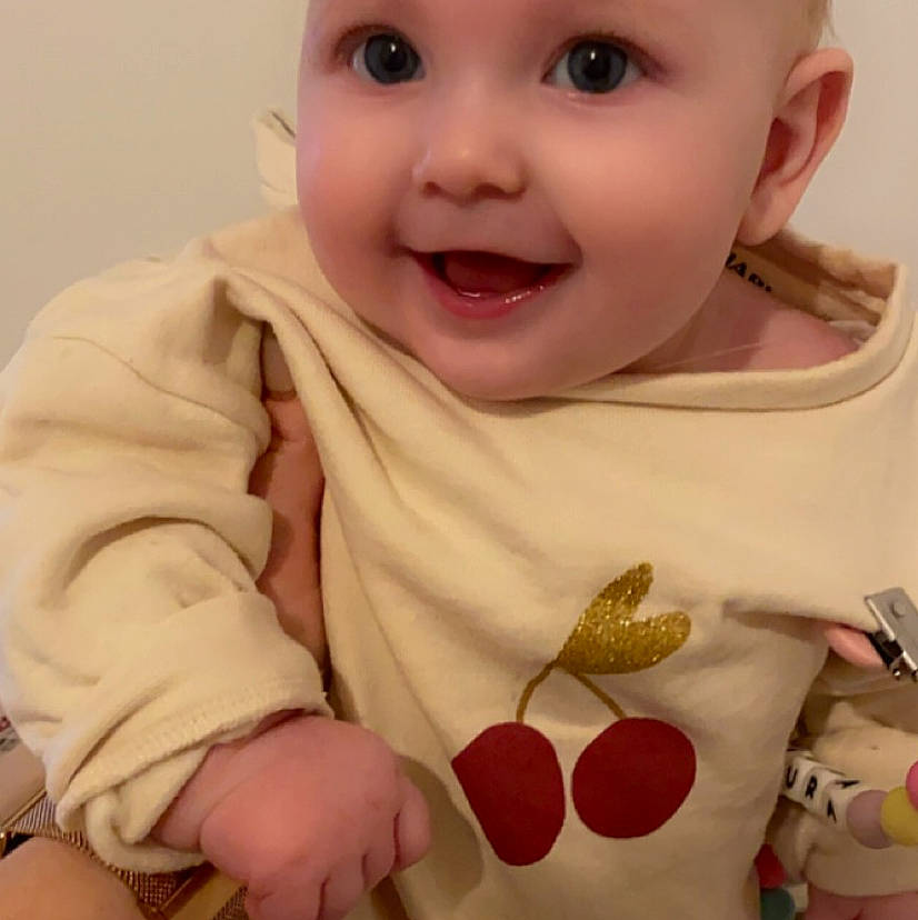 Laura participe au concours pour gagner de l'argent avec cette photo : baby, baby_laughing, baby_sleeping, baby_toddler_clothing, cheek, child, collar, facial_expression, finger, gesture, happy, headwear, lip, neck, person, pink, product, skin, sleeve, smile