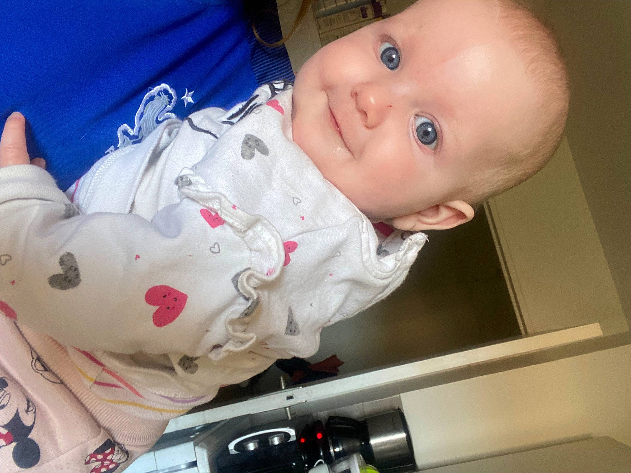 Laura a rejoint le concours — aidez-le/la à gagner de superbes lots ! arm, baby, baby_toddler_clothing, cheek, eyebrow, finger, hairstyle, head, human_body, iris, lip, mammal, mouth, nose, organ, person, product, skin, sleeve, smile