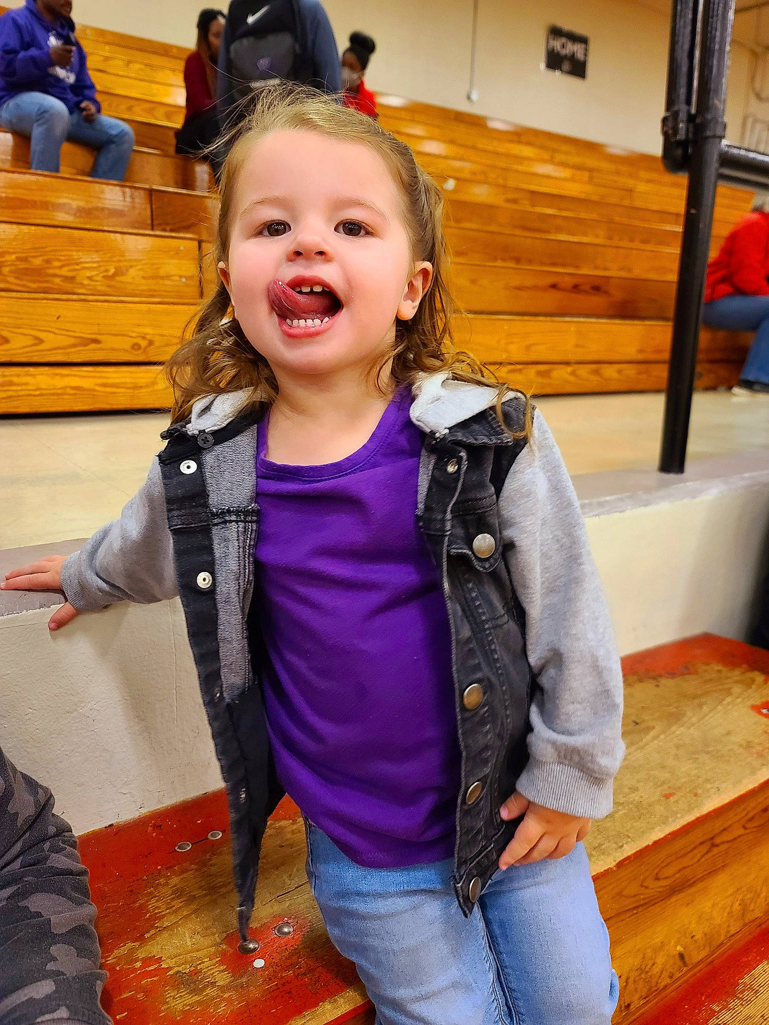 Maevery is registered to the contest to win money with this photo: blue, child, event, fashion_accessory, flooring, fun, hairstyle, happy, iris, joy, leisure, organ, person, play, purple, recreation, room, smile, standing, toddler