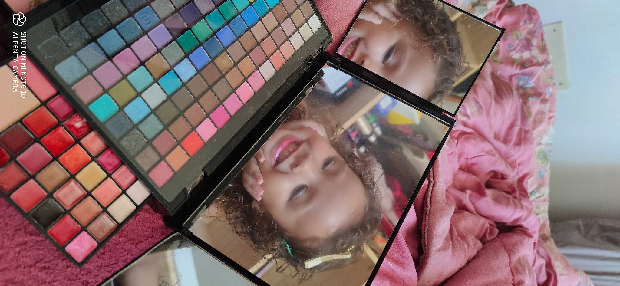 élynah participe au concours pour gagner de l'argent avec cette photo : beauty, cheek, electronic_device, eye, eyelash, flooring, fun, joy, lip, magenta, material_property, organ, pattern, person, photomontage, picture_frame, pink, product, room, technology