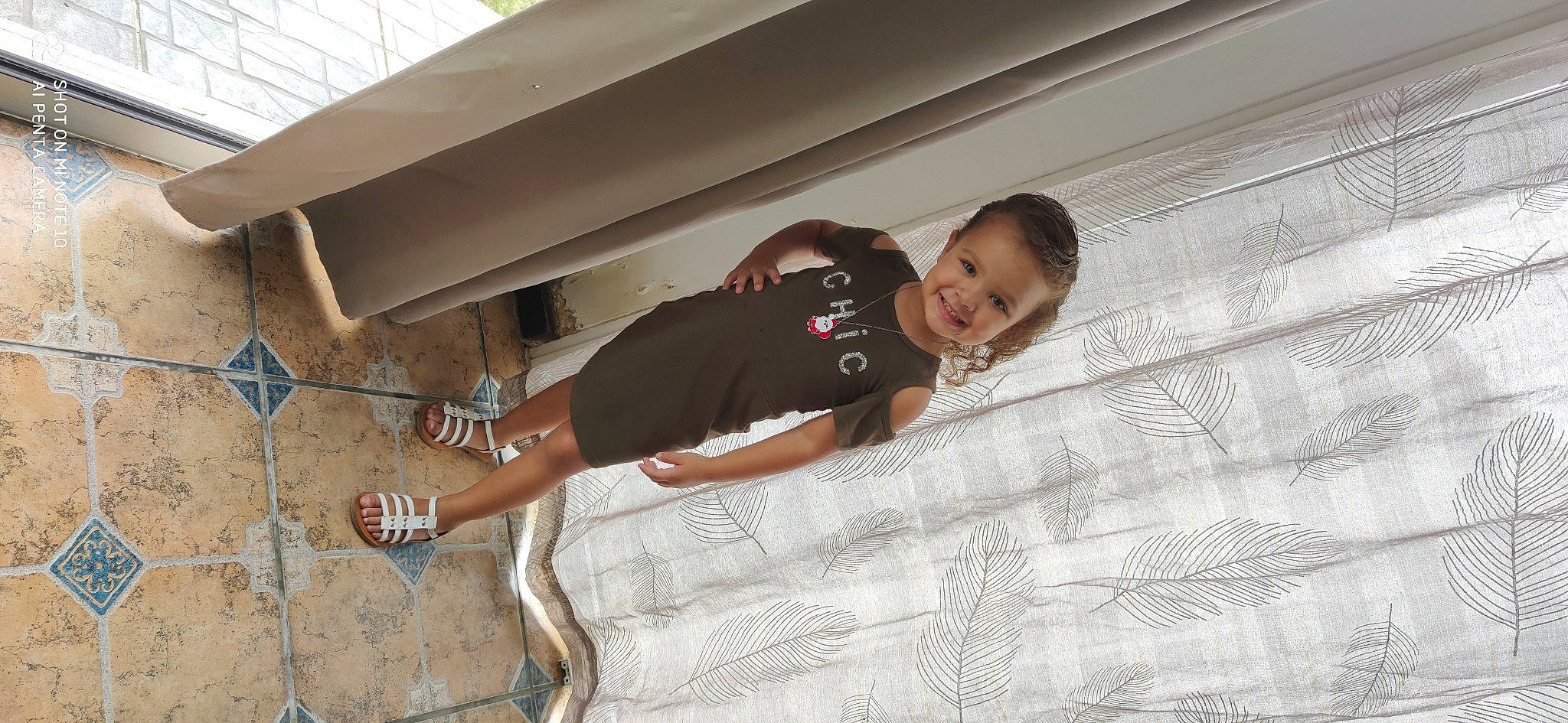 élynah participe au concours pour gagner de l'argent avec cette photo : child, comfort, concrete, flooring, fun, happy, hardwood, house, human_leg, joy, knee, leisure, pattern, person, room, sandal, shorts, smile, t_shirt, thigh