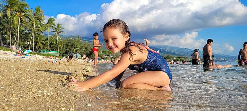 élynah a rejoint le concours — aidez-le/la à gagner de superbes lots ! bathing, beach, blurred, child, cloud, face, fun, happy, joy, leisure, mammal, people_in_nature, people_on_beach, person, recreation, shore, sky, smile, swimwear, toddler