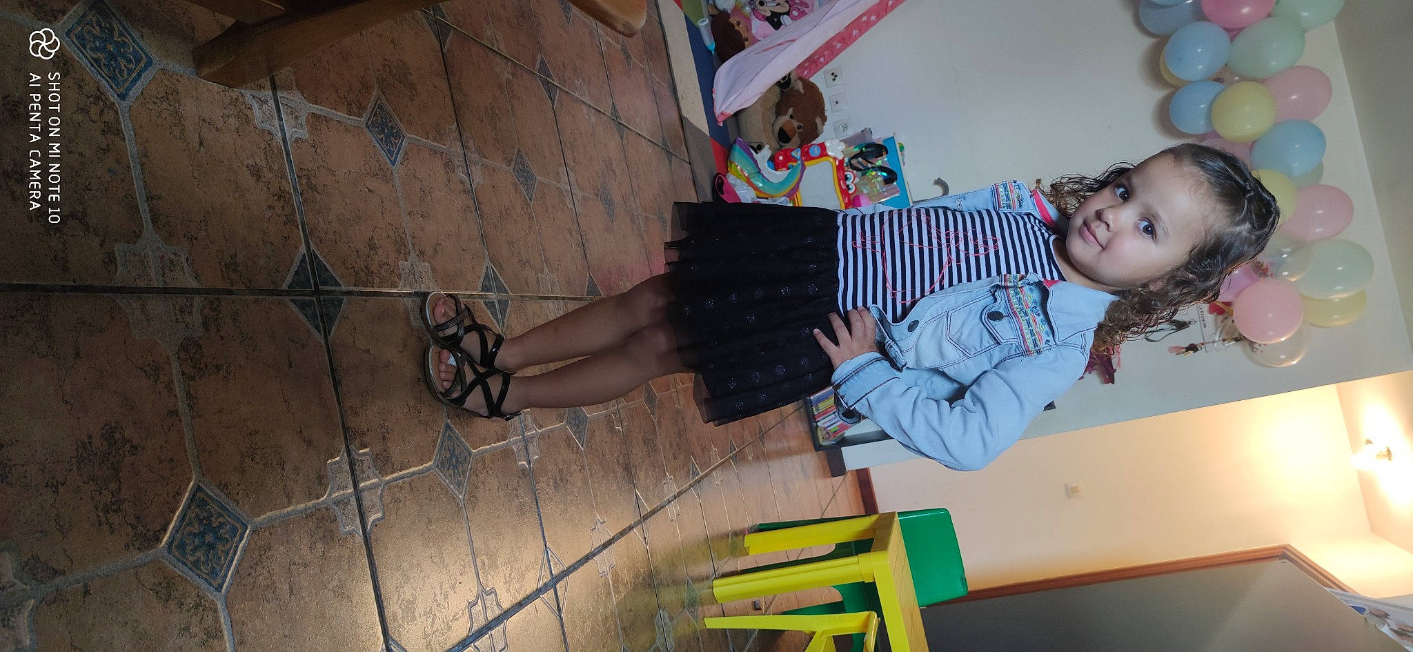 élynah a rejoint le concours — aidez-le/la à gagner de superbes lots ! child, flooring, foot, fun, human_leg, knee, leisure, pattern, person, sandal, sitting, smile, street_fashion, thigh, toddler, toe, visual_arts, wood, wrist