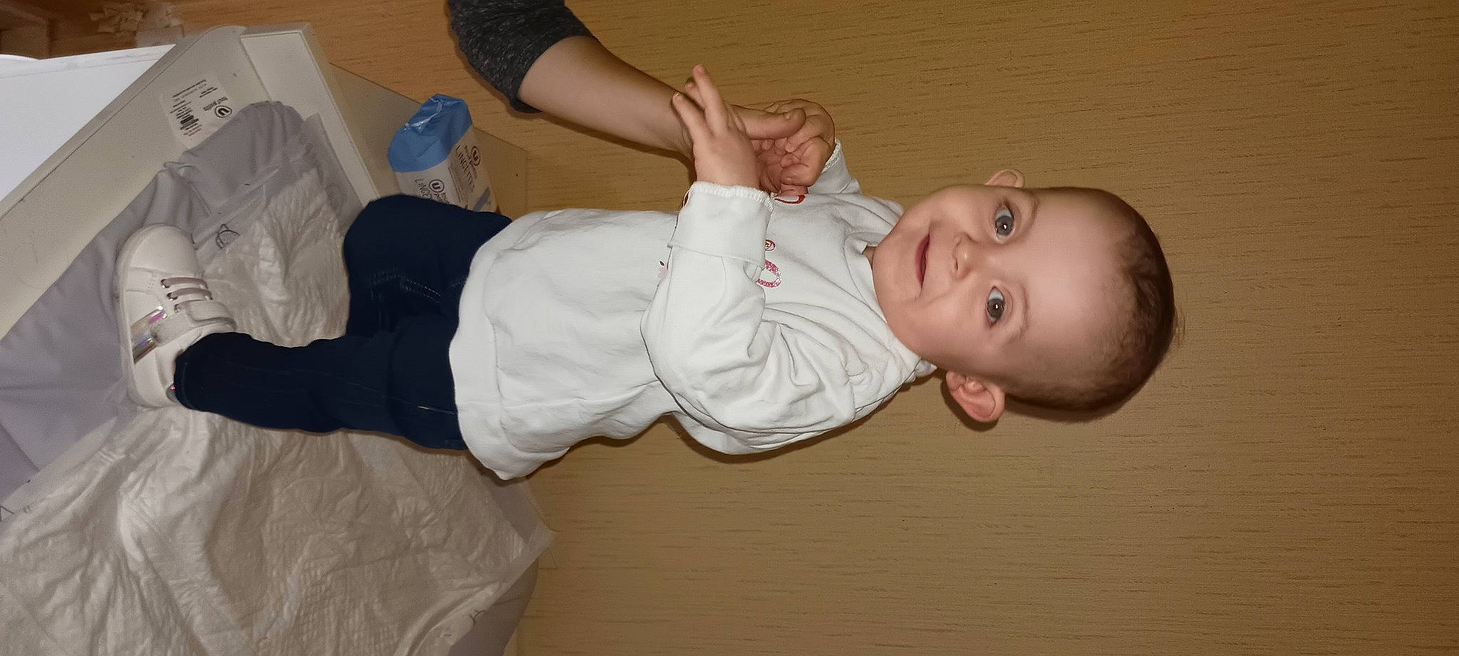 Ambre a rejoint le concours — aidez-le/la à gagner de superbes lots ! baby, baby_toddler_clothing, child, comfort, elbow, foot, gesture, human_leg, joy, knee, mouth, nail, person, room, sitting, sleeve, smile, sock, thigh, thumb