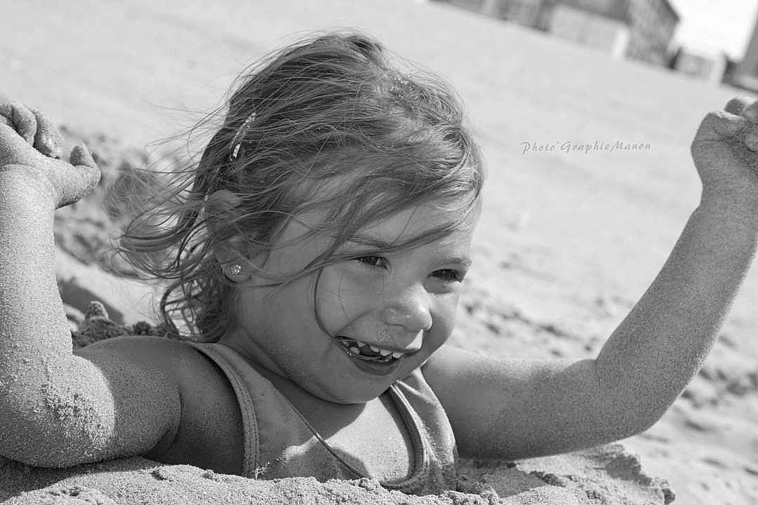 Sonia a rejoint le concours — aidez-le/la à gagner de superbes lots ! black_and_white, child, emotion, eye, facial_expression, fun, girl, hand, happiness, human, joy, laughter, monochrome, monochrome_photography, organ, person, photograph, photography, portrait_photography, smile
