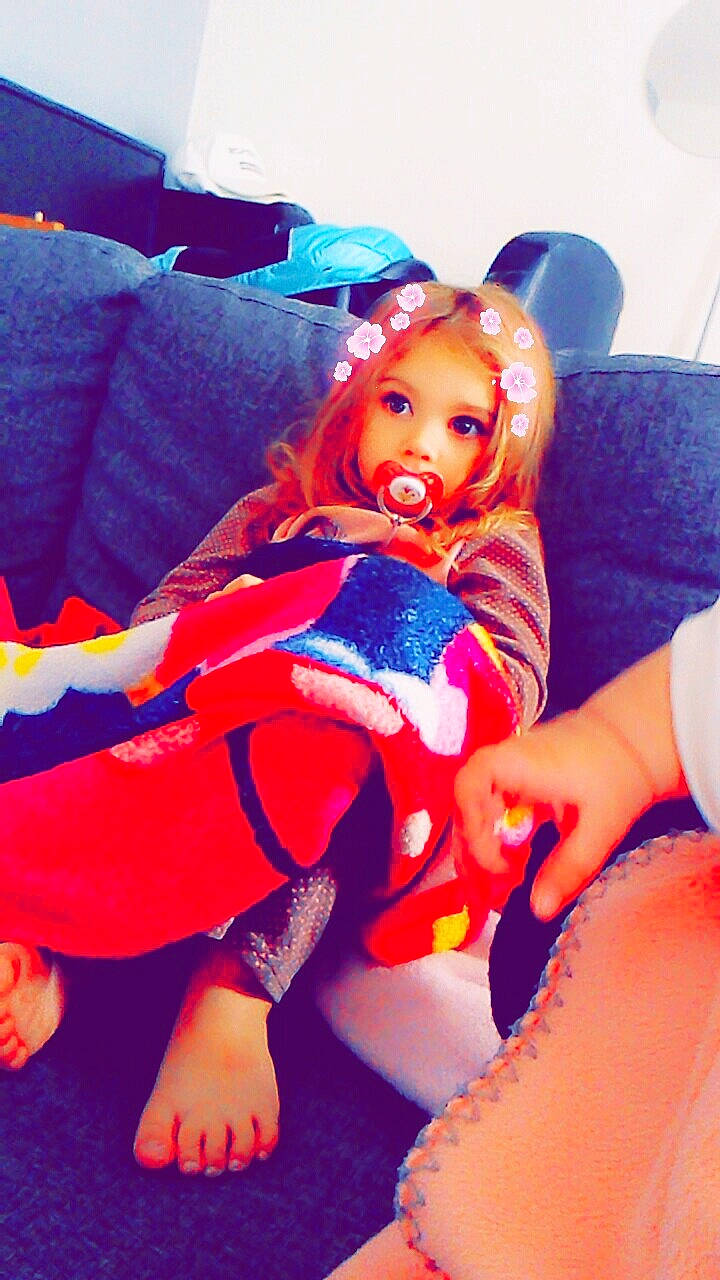 Sonia participe au concours pour gagner de l'argent avec cette photo : child, fun, girl, human_hair_color, person, toddler, toy