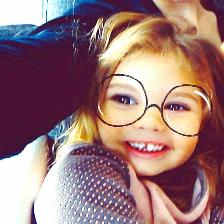 Sonia a rejoint le concours — aidez-le/la à gagner de superbes lots ! black_hair, blond, brown_hair, cool, eyebrow, eyewear, fun, girl, glasses, hair, hairstyle, human_hair_color, joy, lip, long_hair, mouth, nose, person, selfie, smile