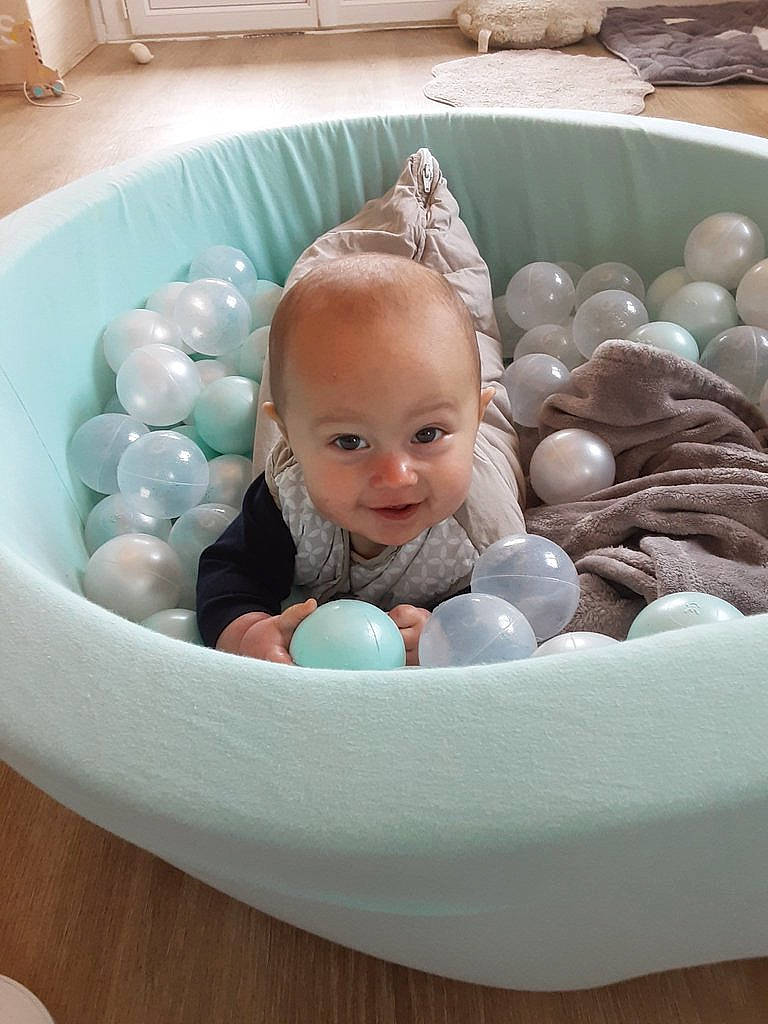 Mathis a rejoint le concours — aidez-le/la à gagner de superbes lots ! aqua, baby, baby_products, baby_toddler_clothing, bathing, bathtub, blue, child, fluid, people, person, plastic, plumbing, product, teal, toddler, turquoise