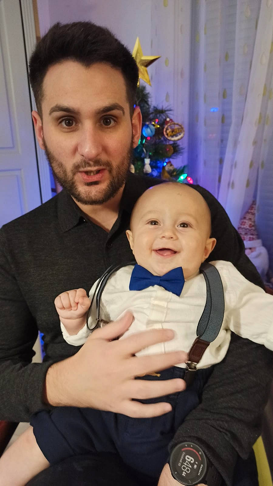 Mathis a rejoint le concours — aidez-le/la à gagner de superbes lots ! arm, baby, baby_products, baby_toddler_clothing, beard, christmas_decoration, comfort, curtain, door, eye, face, facial_hair, finger, hand, holiday, interior_design, iris, joy, moustache, person