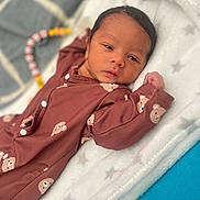 Joahkim a rejoint le concours — aidez-le/la à gagner de superbes lots ! baby, bear_pattern, blanket, child, colorful, cozy, curious, cute, face, indoors, infant, lying_down, newborn, onesie, portrait, resting, sleepwear, soft_texture, star_pattern, toy