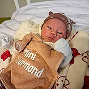 Ryan a rejoint le concours — aidez-le/la à gagner de superbes lots ! newborn, baby, infant, blanket, hat, bib, bed, sleepwear, face, person, clothing, cute, indoors, resting, soft, warm, hospital_bed, expression, newborn_baby, skin