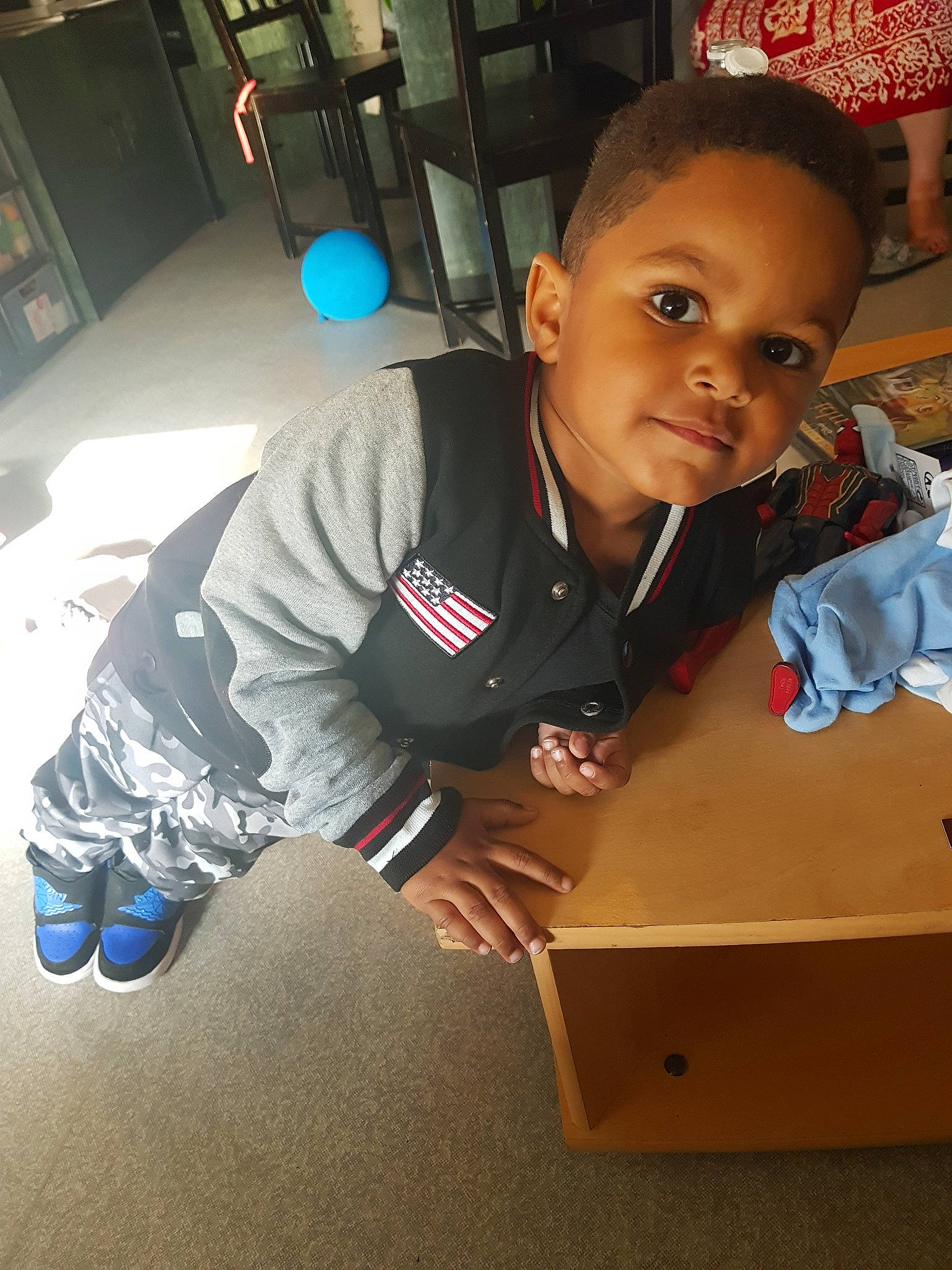 Pharrel participe au concours pour gagner de l'argent avec cette photo : child, person, toddler