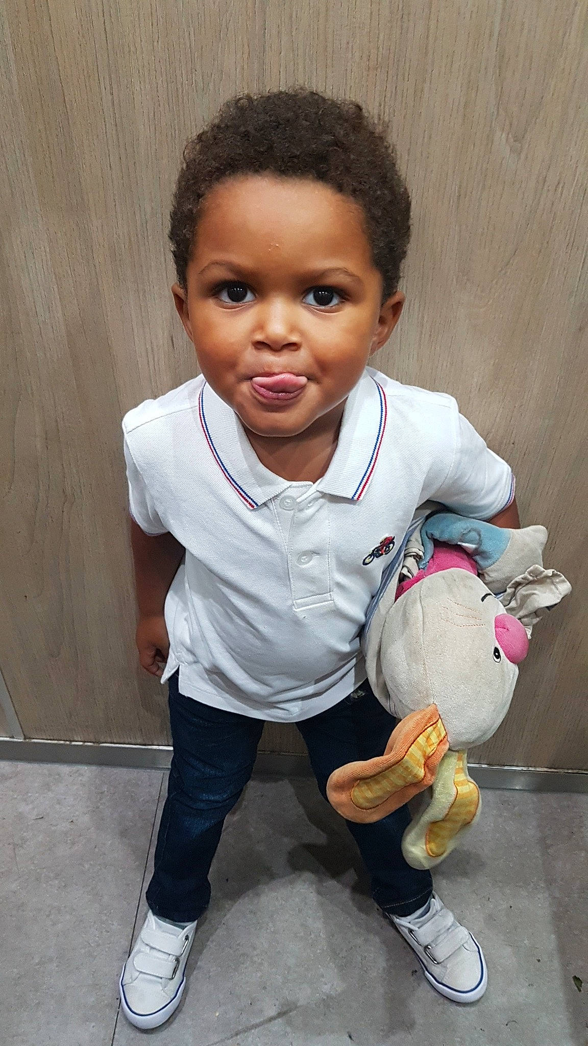 Pharrel a rejoint le concours — aidez-le/la à gagner de superbes lots ! child, person, shoe, standing, toddler