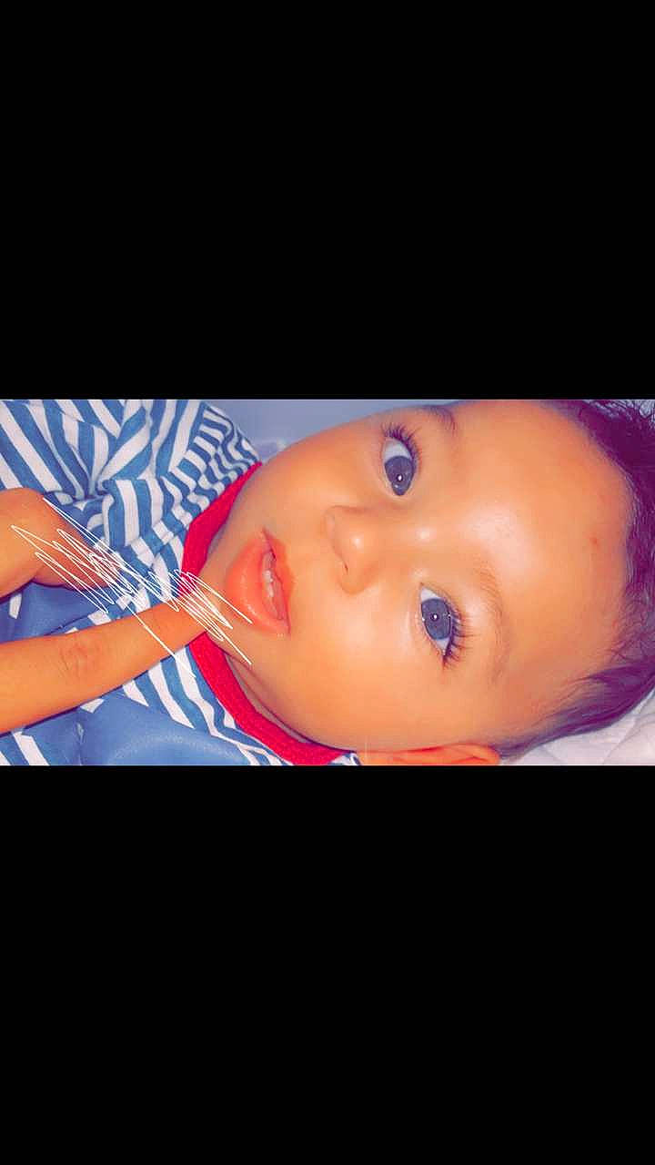 Senon a rejoint le concours — aidez-le/la à gagner de superbes lots ! baby, baby_food, cheek, child, chin, cutlery, eating, eyebrow, eyelash, kitchen_utensil, lip, organ, person, taste, toddler