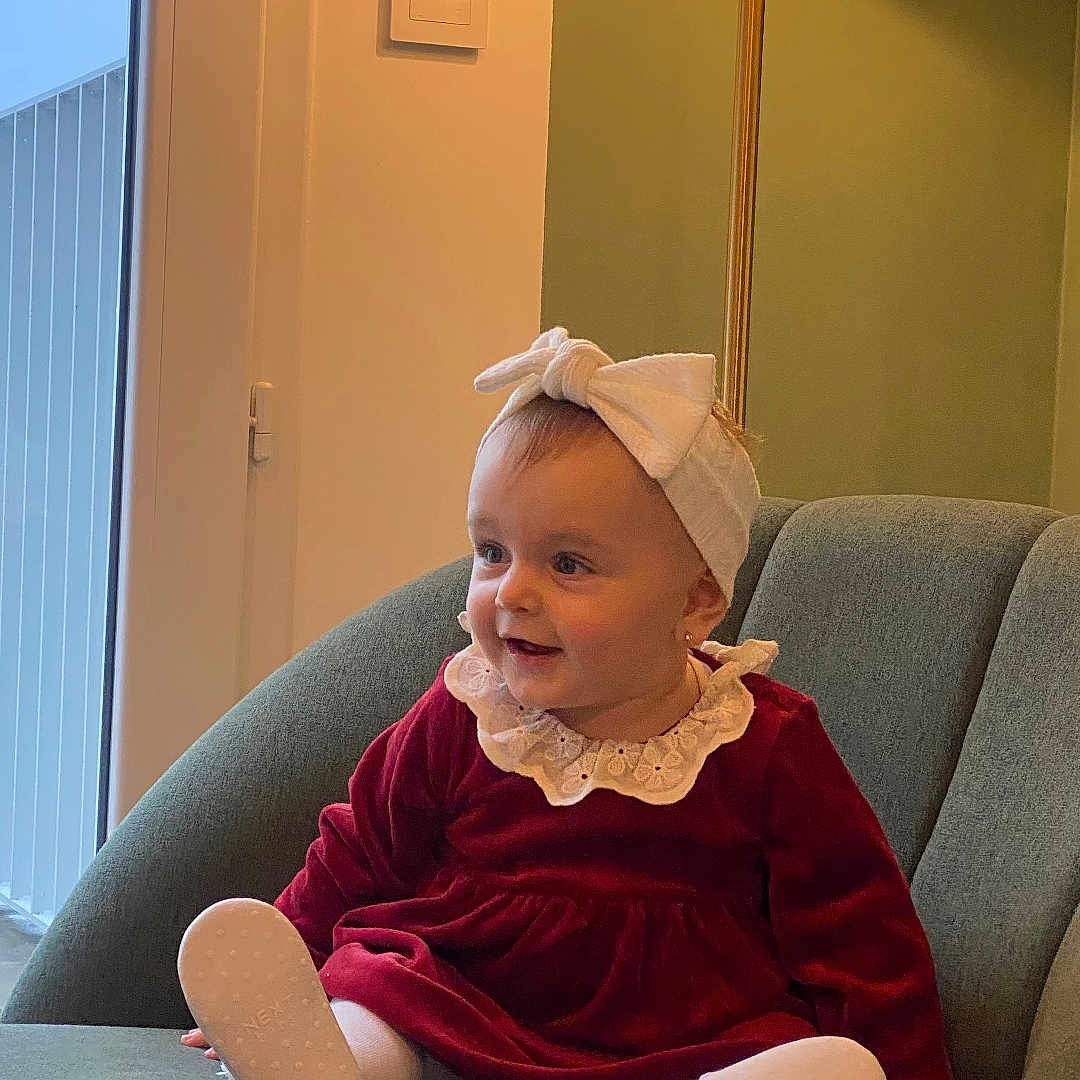 Jane participe au concours pour gagner de l'argent avec cette photo : armchair, baby, bow, child, cozy, cute, fashion, footwear, furniture, girl, happy, headband, home, indoor, lamp, portrait, red_dress, smile, toddler, white_tights