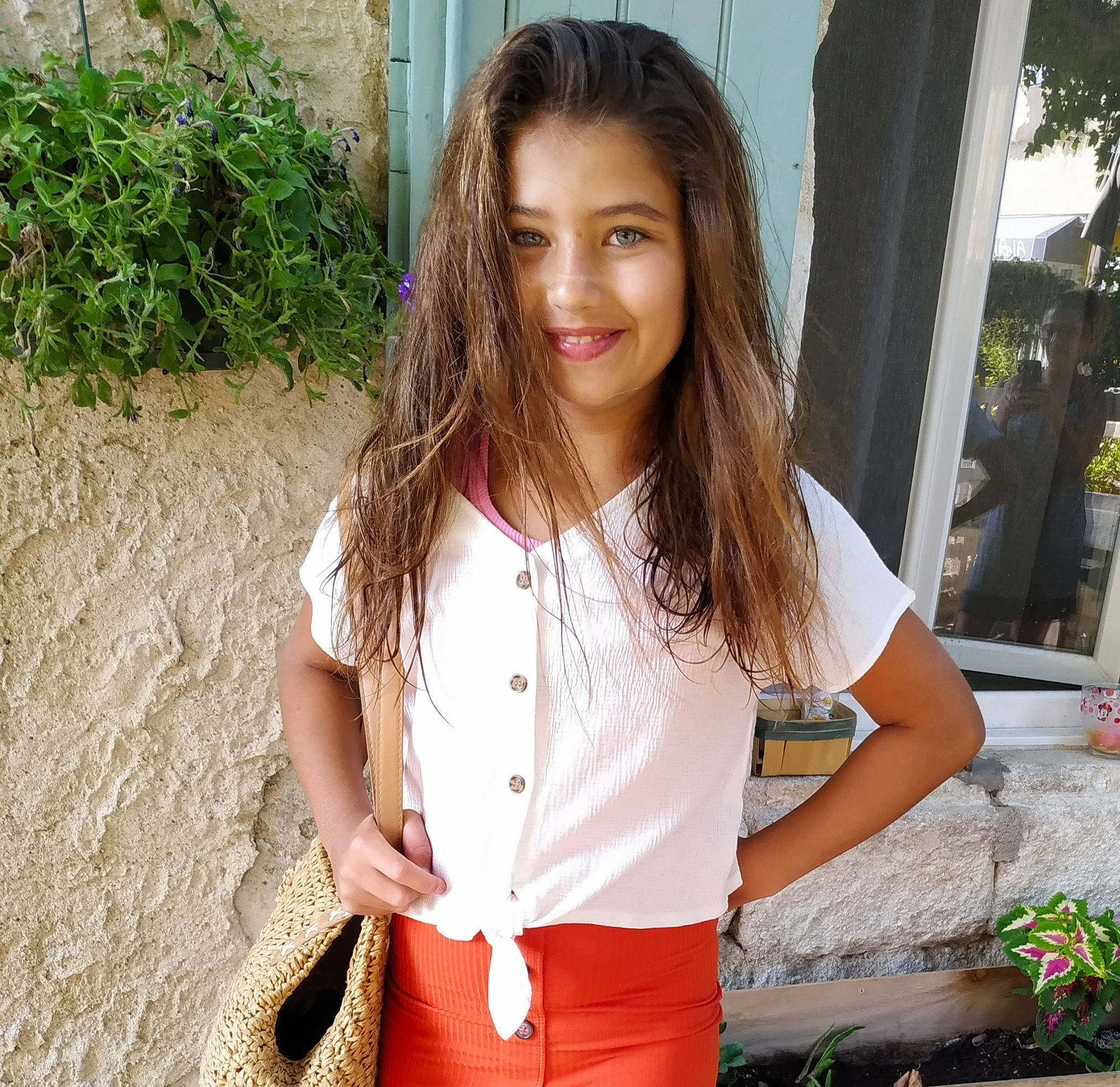 Lauryne a rejoint le concours — aidez-le/la à gagner de superbes lots ! abdomen, bag, belt, blouse, button, collar, flowerpot, joy, layered_hair, long_hair, necklace, person, shoulder_bag, street_fashion, throat, trunk, waist