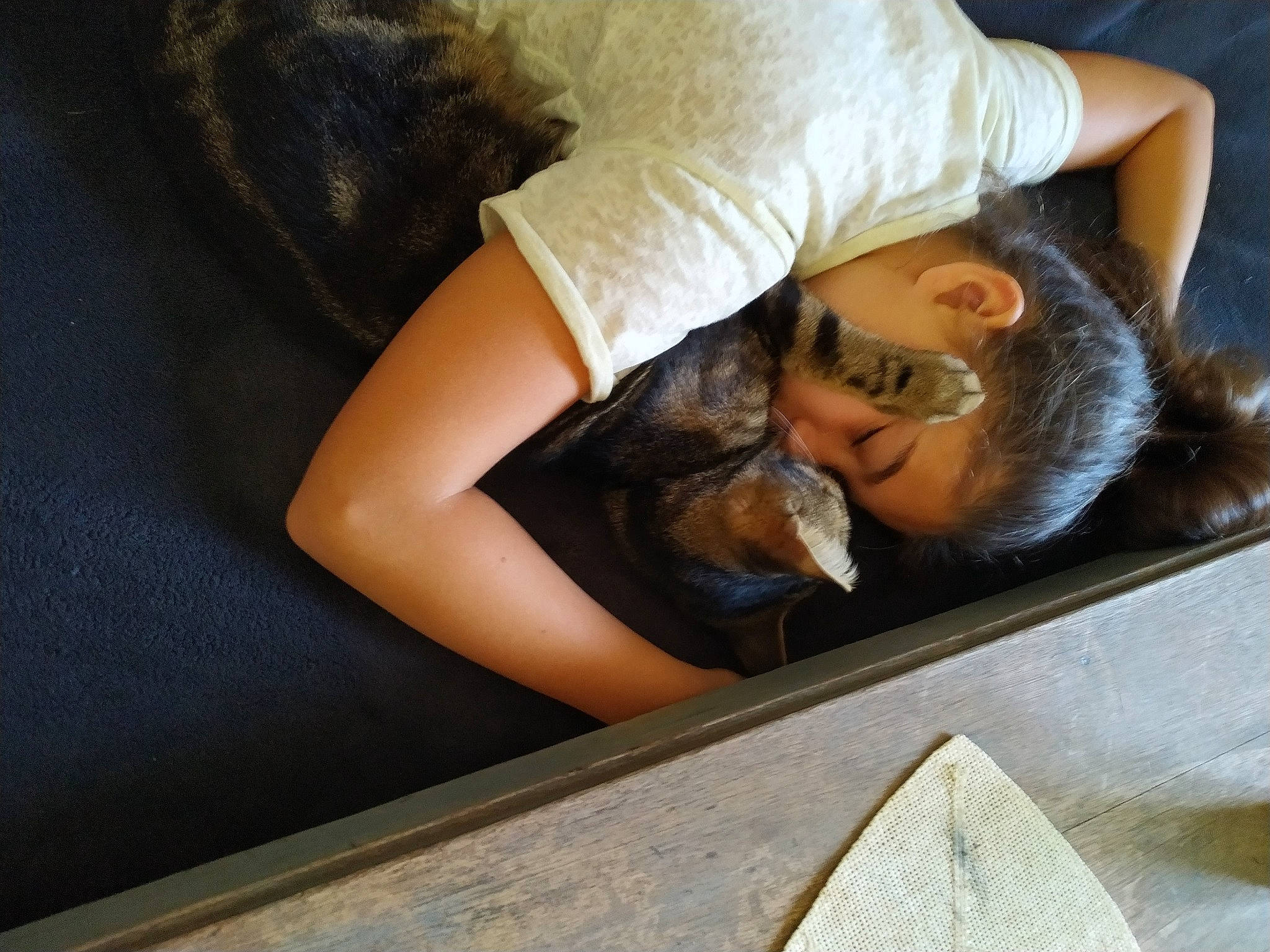 Lauryne participe au concours pour gagner de l'argent avec cette photo : black_hair, comfort, elbow, human, person, wrist