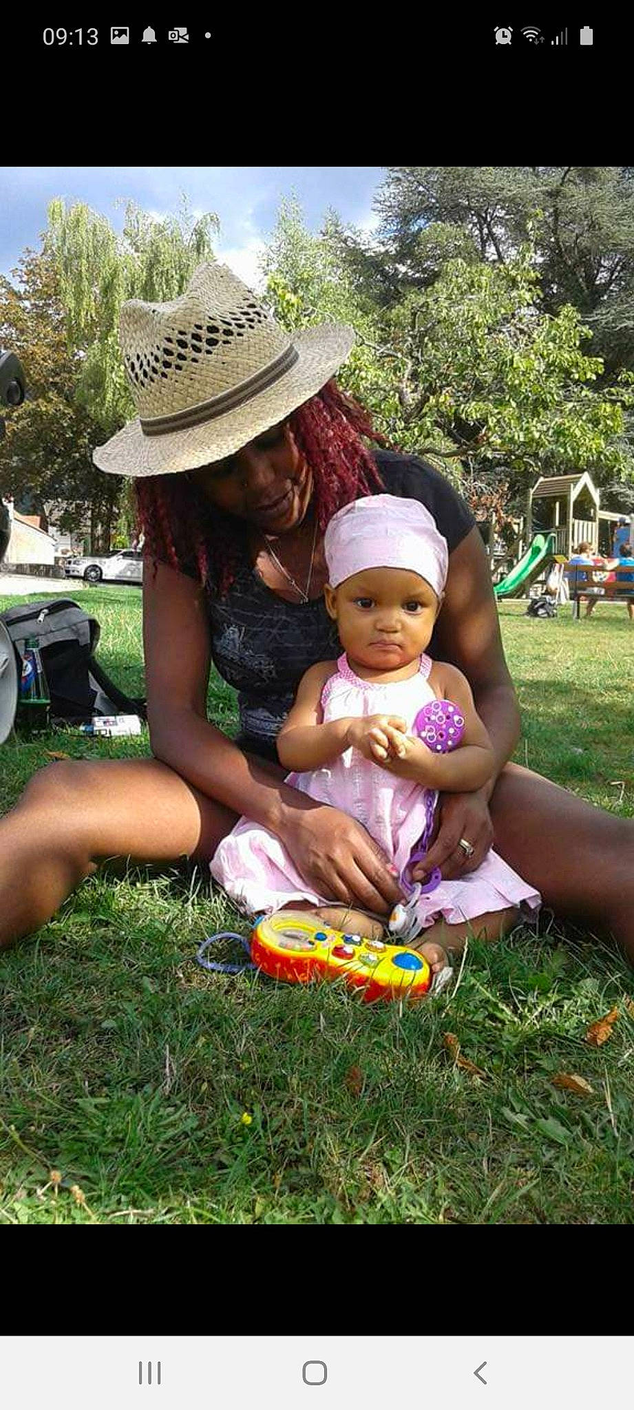 Kelya participe au concours pour gagner de l'argent avec cette photo : adaptation, child, fun, grass, headgear, headwear, person, picnic, play, recreation, sitting, sun_hat, vacation