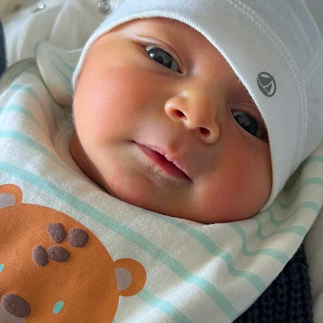 Haroun Alexandre a rejoint le concours — aidez-le/la à gagner de superbes lots ! baby, infant, face, hat, clothing, bib, bear, cute, closeup, portrait, child, soft_light, skin, eyes, expression, newborn, laying_down, comfort, white, striped