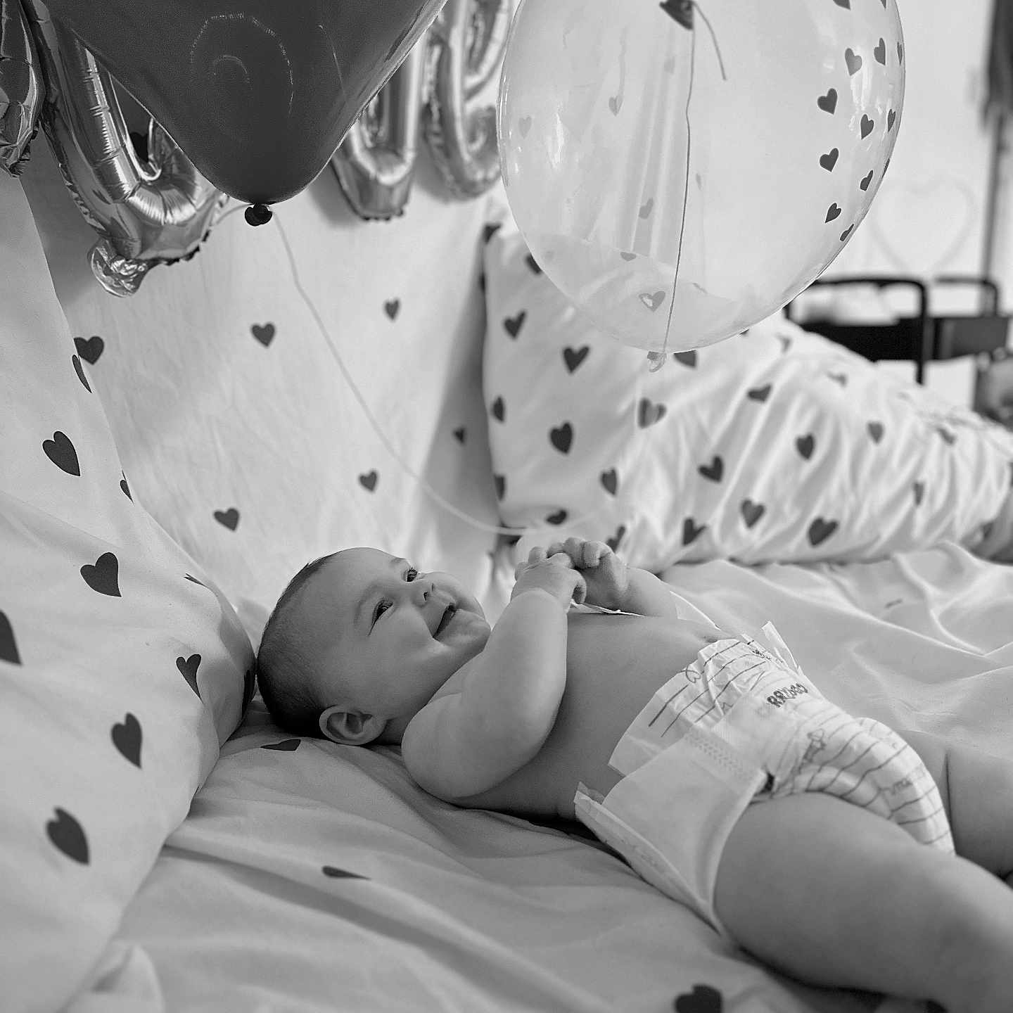 Romy participe au concours pour gagner de l'argent avec cette photo : architecture, baby, balloon, bed, bedroom, bodypart, building, childbirth, diaper, face, finger, furniture, hand, head, hospital, newborn, people, person, photography, portrait