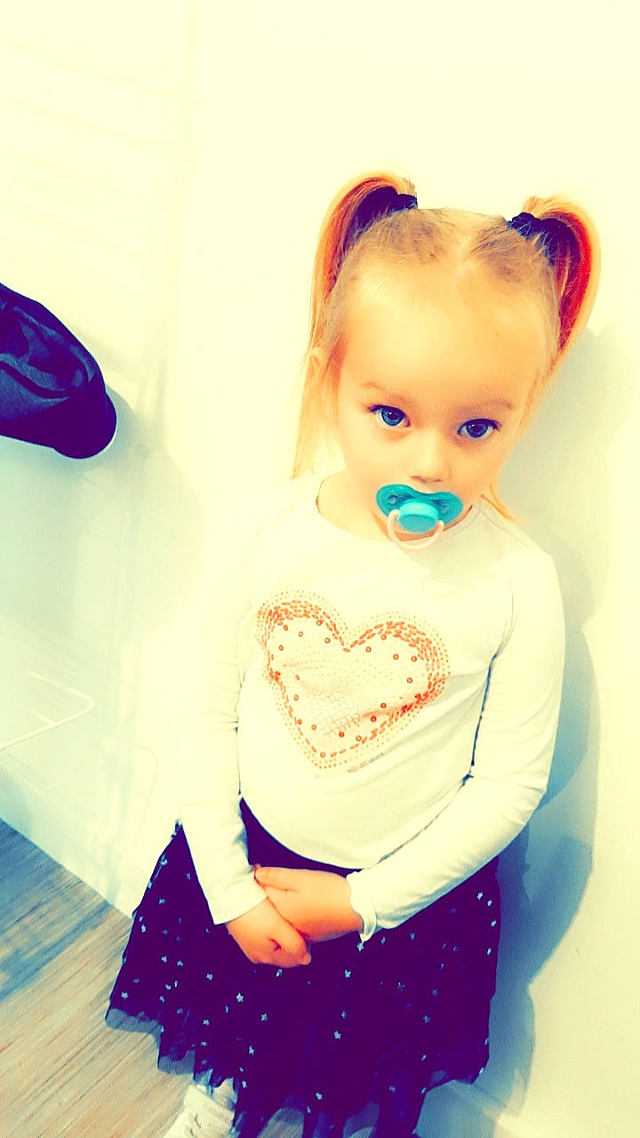 Emilie a rejoint le concours — aidez-le/la à gagner de superbes lots ! arm, baby, baby_toddler_clothing, beauty, child, electric_blue, eyelash, fashion_design, hairstyle, happy, jewellery, magenta, neck, person, pink, sleeve, t_shirt, textile, toddler, trunk