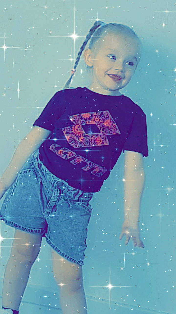 Emilie a rejoint le concours — aidez-le/la à gagner de superbes lots ! arm, child, cool, electric_blue, fun, happy, human_body, human_leg, joy, magenta, pattern, people_in_nature, person, pink, sleeve, smile, space, standing, t_shirt, thigh