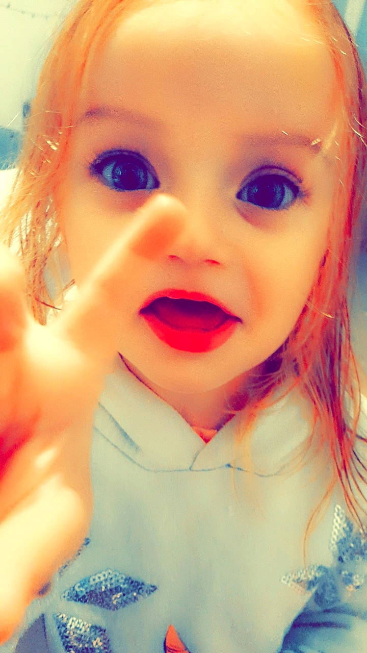 Emilie participe au concours pour gagner de l'argent avec cette photo : blond, blue, cheek, child, close_up, eyelash, forehead, fun, gesture, happy, iris, jaw, lip, mouth, nose, person, pink, selfie, skin, smile